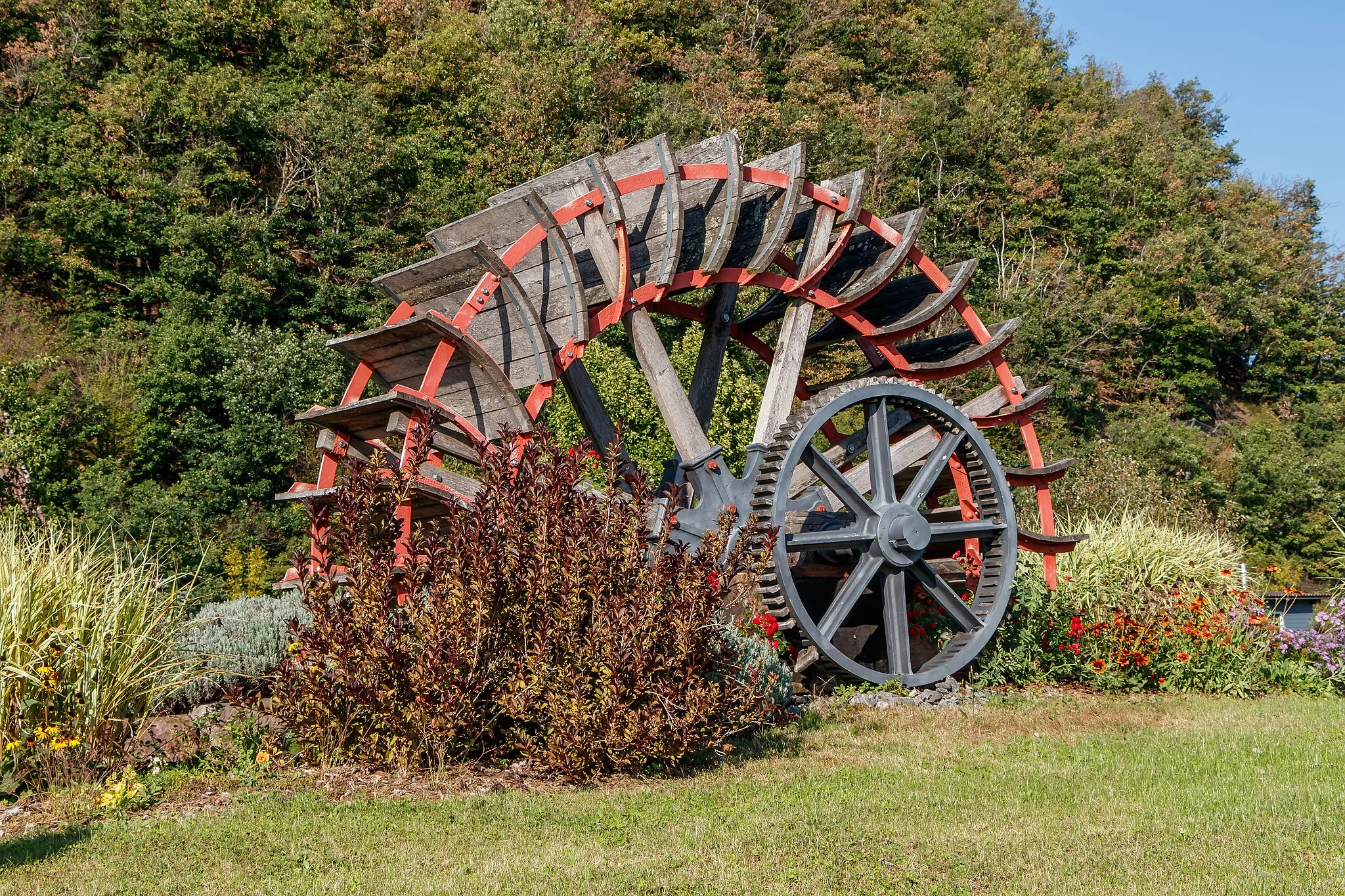 Photo showing: Water wheel in the center of a roundabout, Zell am Harmersbach, Germany