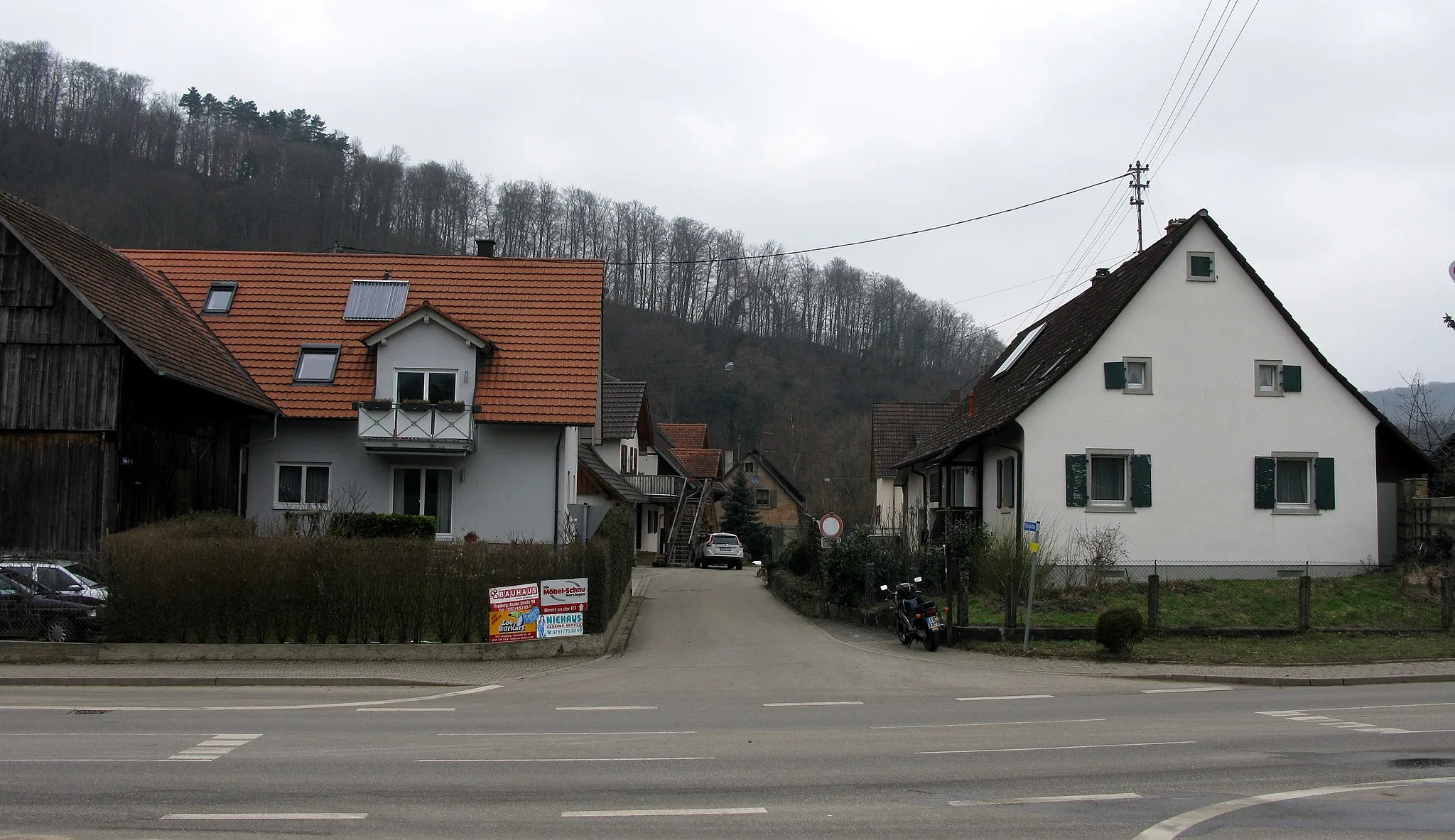 Photo showing: Gütighofen mit der Straße Gütighofen, die den Weiler zwischen Ehrenkirchen (links) und Bollschweil (rechts) teilt