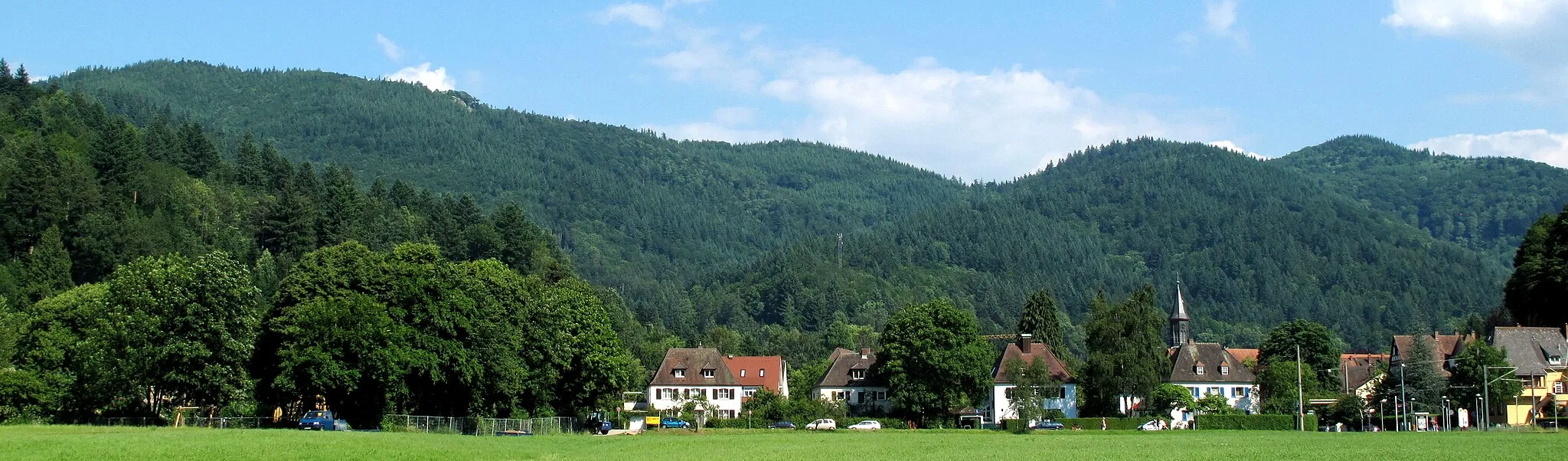 Photo showing: Die Hügelketten des Naturparks Südschwarzwald mit dem beliebten Aussichtspunkt Kybfelsen oberhalb des Freiburger Gemeindeteils Günterstal.