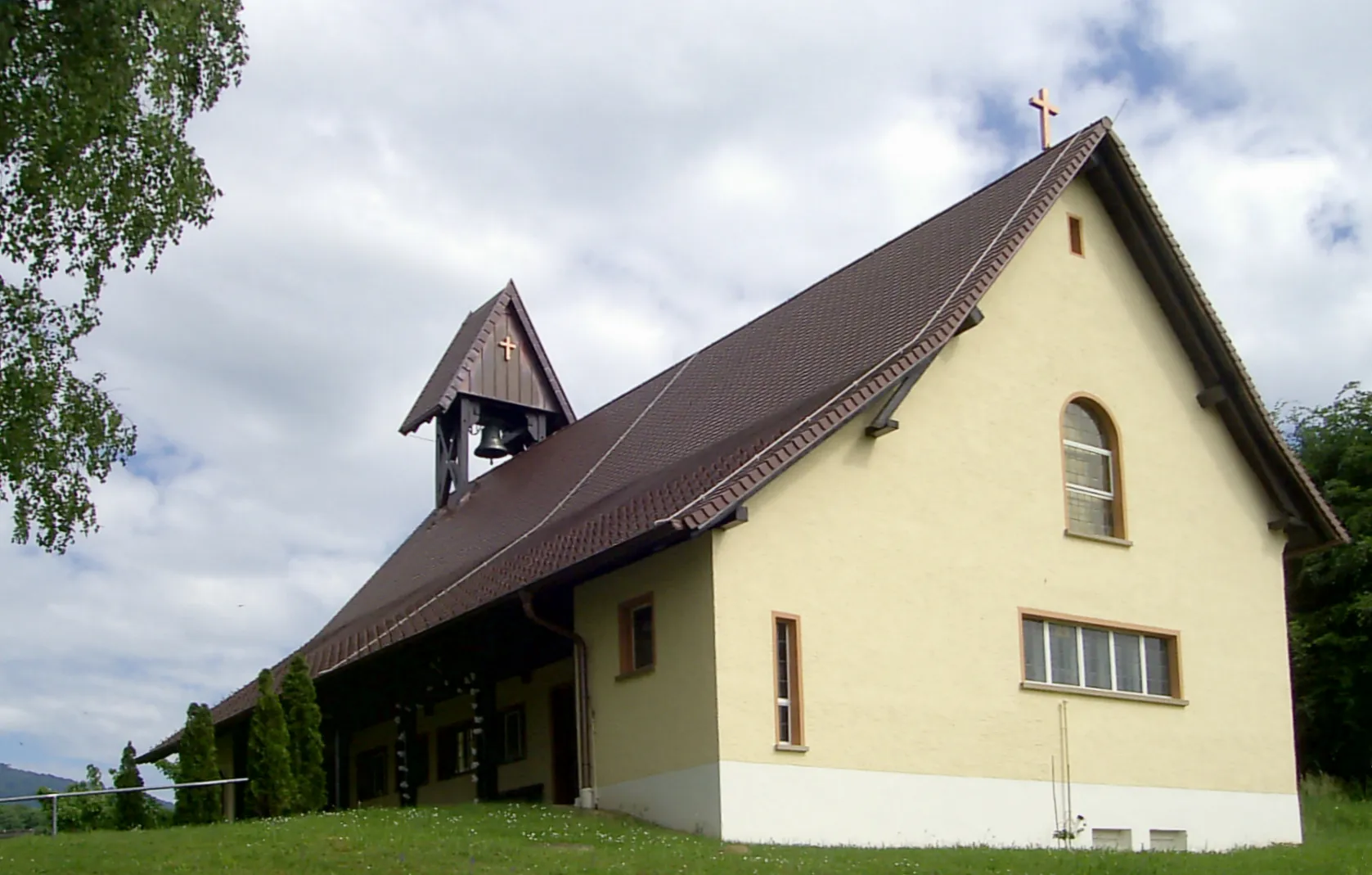 Photo showing: Nordwestseite der Evangelischen Friedenskirche im Müllheimer Ortsteil Vögisheim, Baden-Württemberg, Deutschland