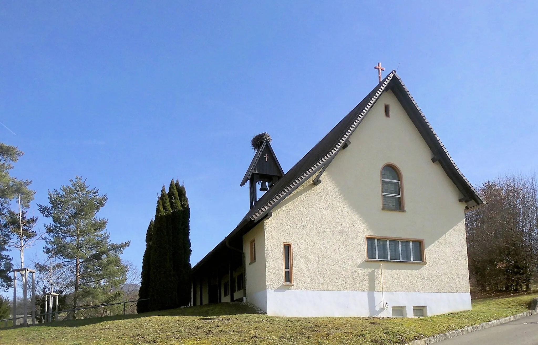 Photo showing: Westseite der Evangelischen Friedenskirche im Müllheimer Ortsteil Vögisheim, Baden-Württemberg, Deutschland