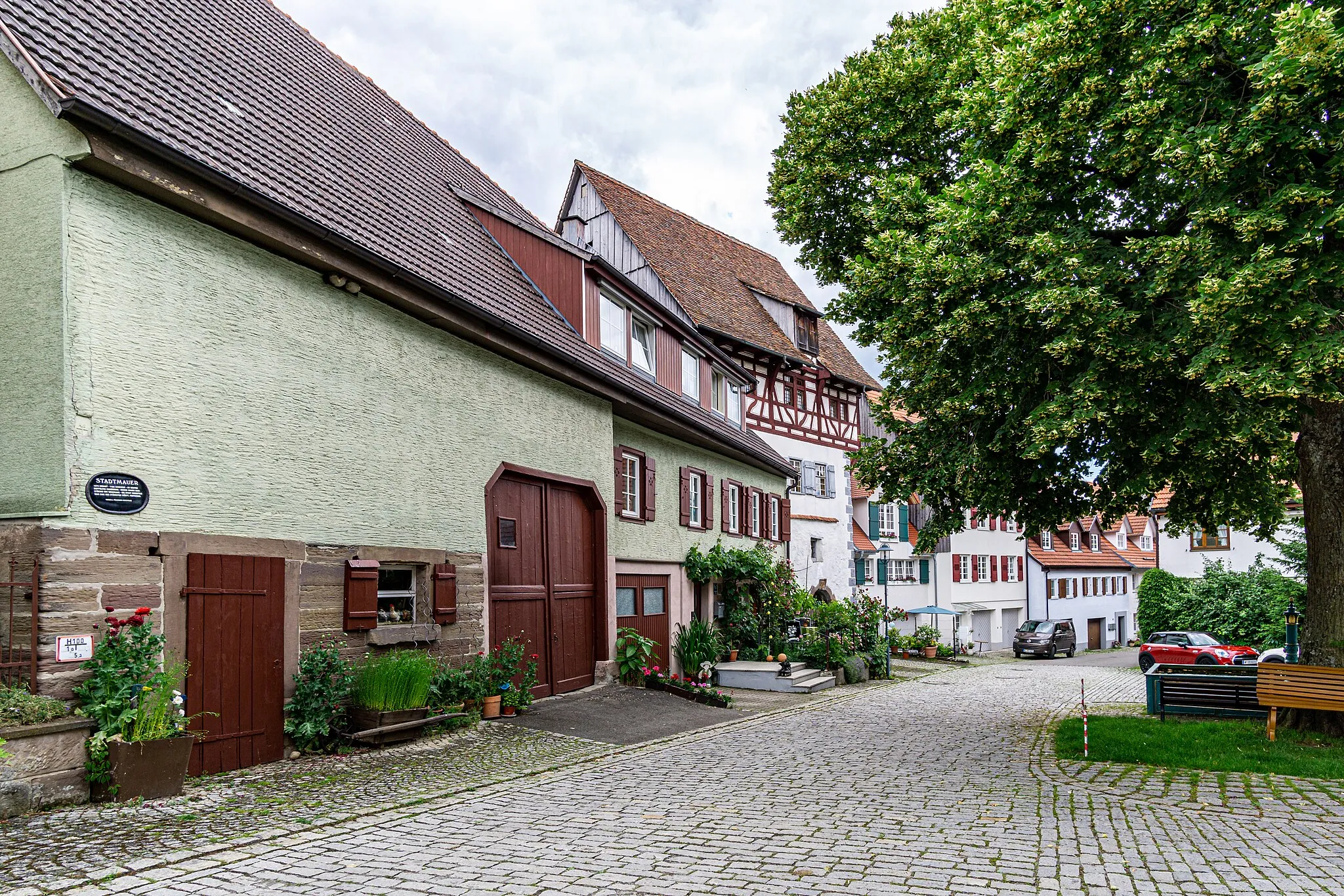 Photo showing: Rosenfeld - Mömpelgardgasse 3, dahinter Alte Apotheke - Ensemble entlang der Mömpelberggasse . Ältester geschlossen erhalten gebliebener Häuserbestand Rosenfelds