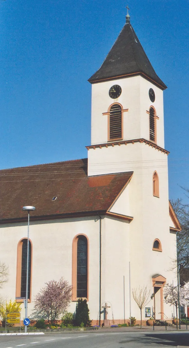 Photo showing: Ichenheims Kirche im Weinbrenner-Stil. Sankt Nikolaus wurde 1819-1822 erbaut nach Entwurf von Weinbrenner-Schüler Hans Voss. Der Kirchenbau zählt zu den am stärksten der formalen Reduktion verpflichteten Entwürfen im badischen Klassizismus.