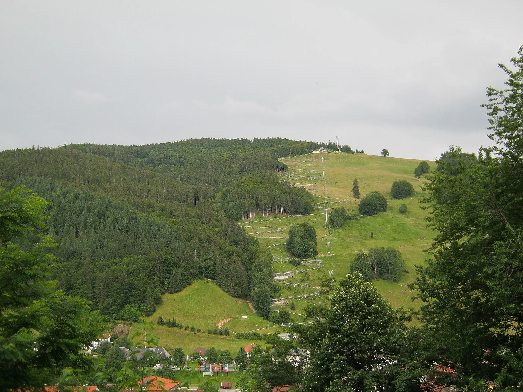 Photo showing: The "Hasenhorn" is a mountain in the Black Forest in Germany, Baden-Württemberg. You can go by chairlift to the top. Here you can eat and drink something and drive with the dry toboggan run called Hasenhorn Coaster. The mountain lies beside the city Todtnau.