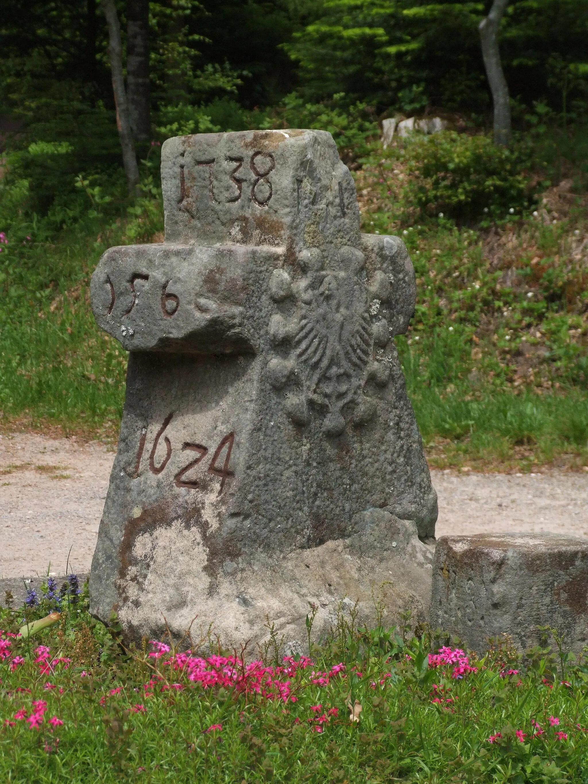 Photo showing: Alter Grenzstein in Form eines Kreuzes zwischen dem ehemaligen freien Reichstal Harmersbach und dem fürstenbergischen Wolftal
