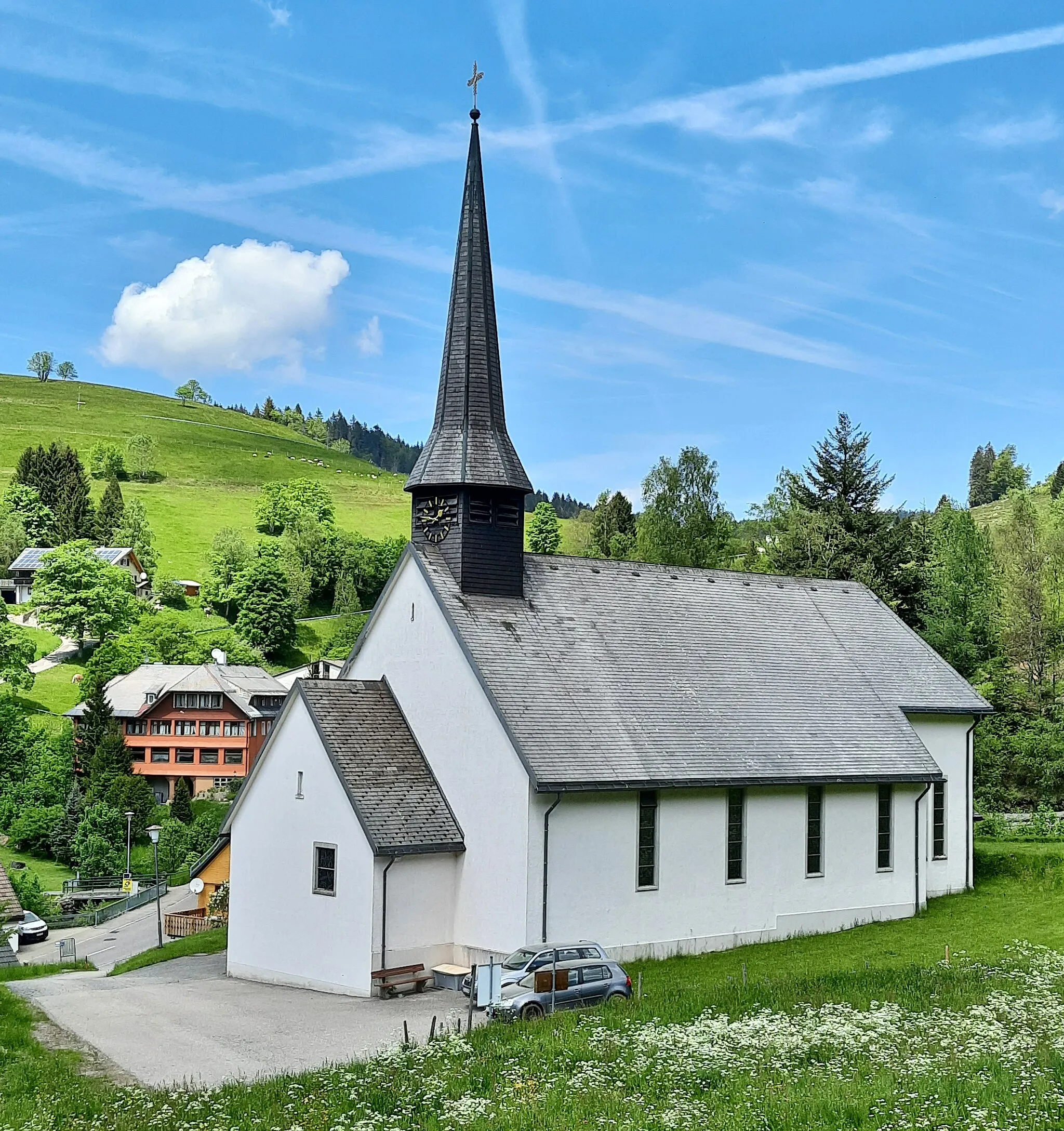 Photo showing: Die katholische St. Cornelius-Kirche in Todtnau-Muggenbrunn wurde 1952-54 erbaut.