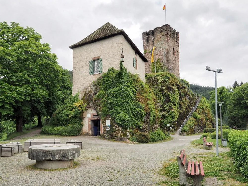 Photo showing: Der Bergfried wurde im 13. Jhdt. erbaut, das Gebäude im Vordergrund ist der sogenannte Pulverturm, erbaut 1621. Ein Wanderweg führt von der Stadt hinauf zur Burg - der Bergfried kann bestiegen werden.