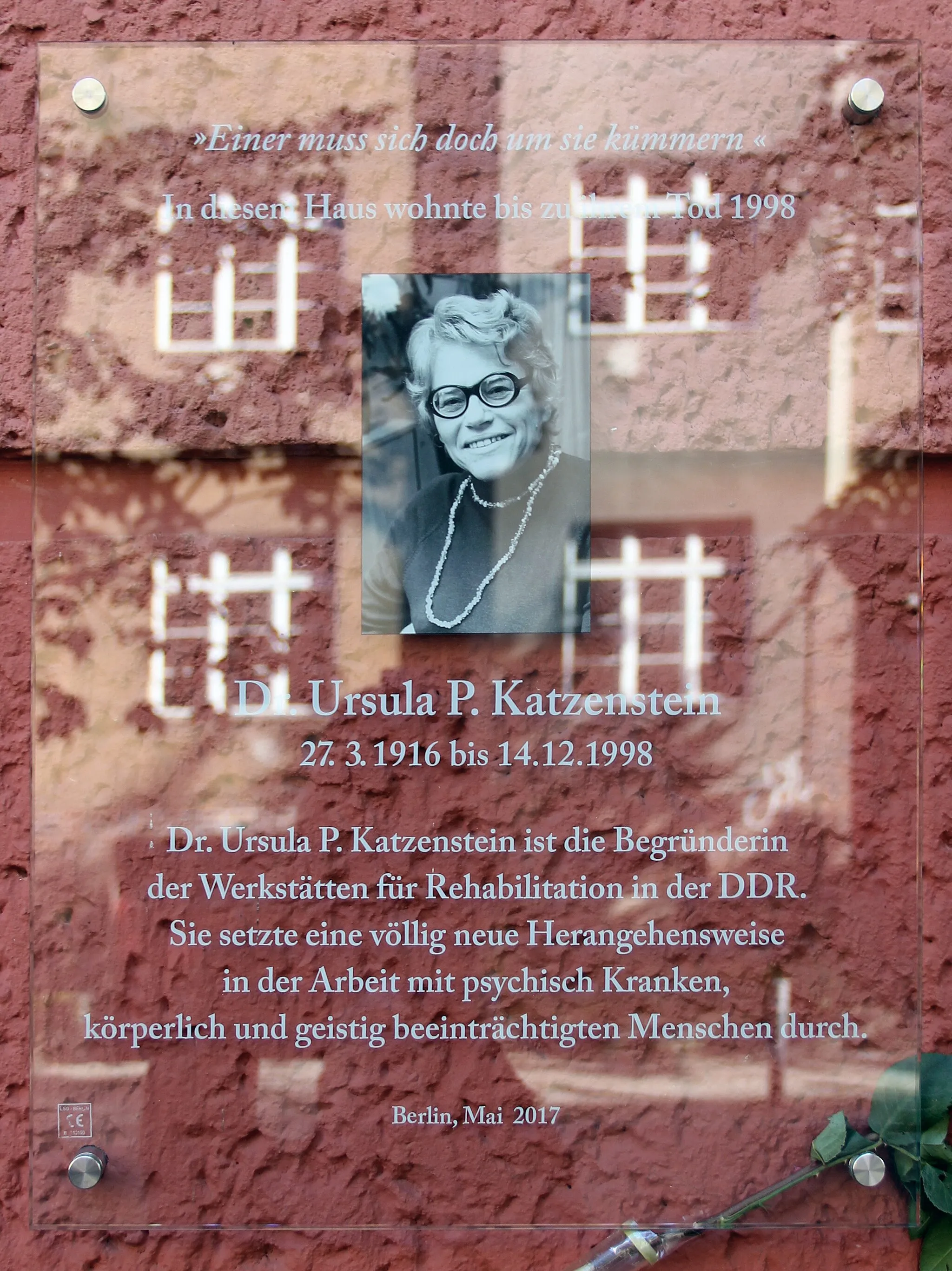 Photo showing: Memorial plaque, Ursula Katzenstein, Kavalierstraße 6, Berlin-Pankow, Deutschland