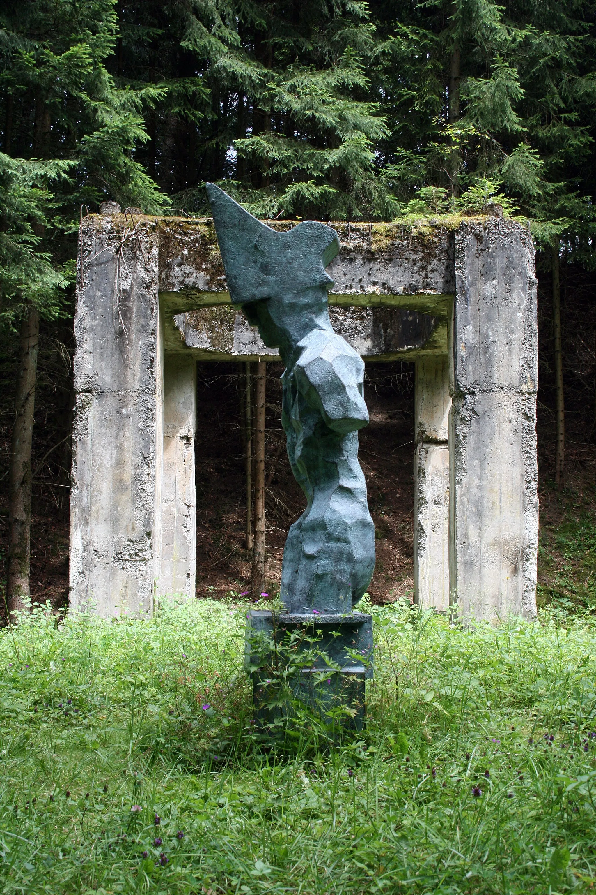 Photo showing: On the memorial place Eckerwald: bronze statue of the artist Siegfried Haas with the inscription: Macht ist Ohnmacht (power is insensibility). Deployed in summer 2004.