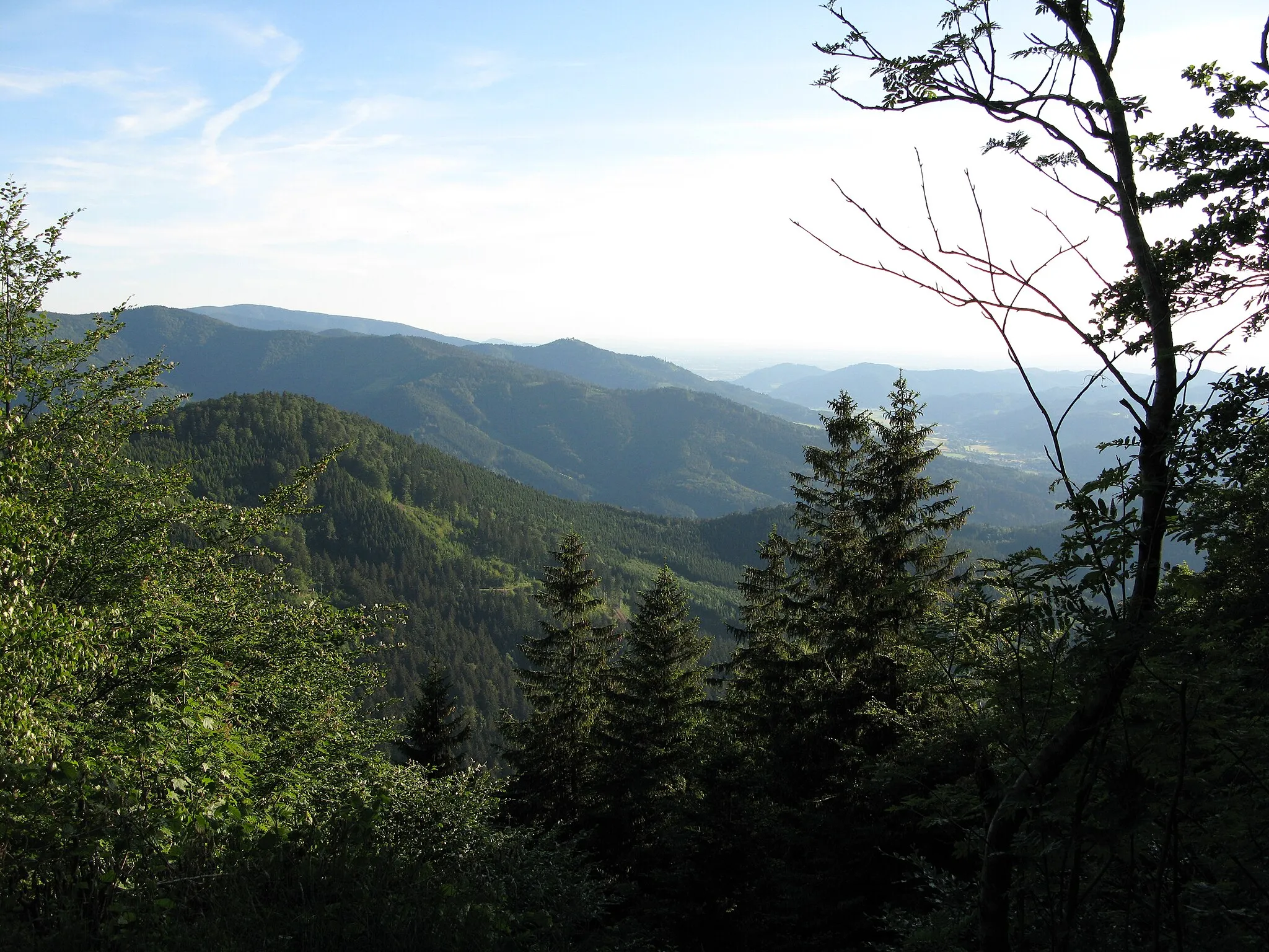 Photo showing: Blick vom Gschasifelsen in das Elztal und der Kapelle auf dem Hörnleberg am Zweitälersteig im Schwarzwald