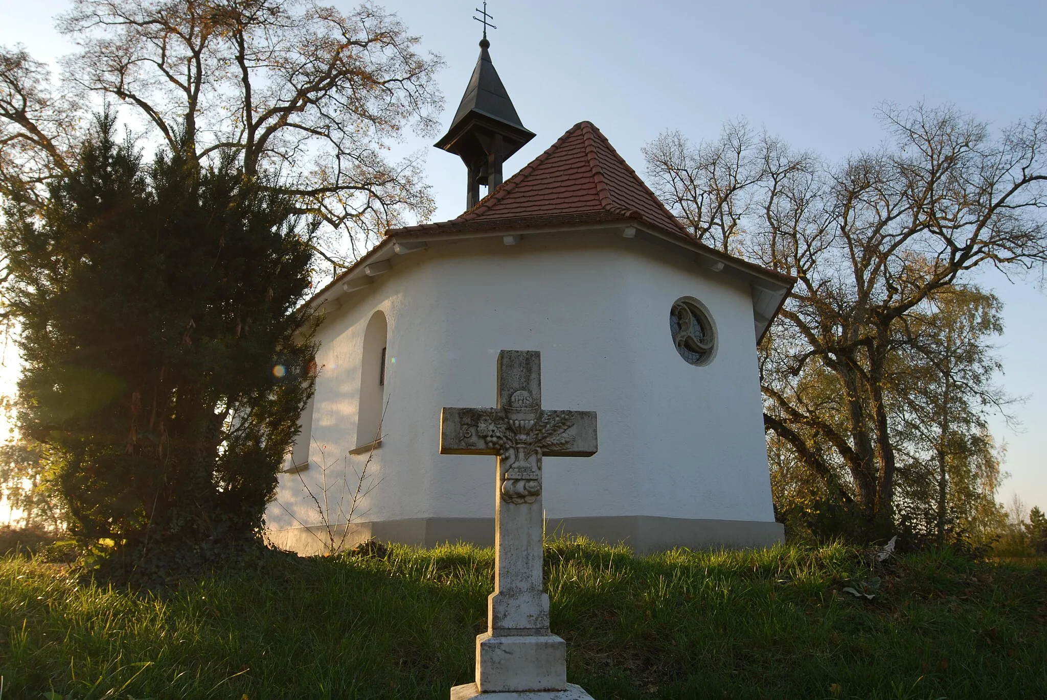 Photo showing: Die Kapelle wurde vermutlich 1616 auf einem kleinem Hügel in Dorfnähe gebaut. 1847 wurde der Friedhof von der Kirche an die Kapelle verlegt. Die kleine Glocke im Dachreiter hat beide Weltkriege überstanden.
