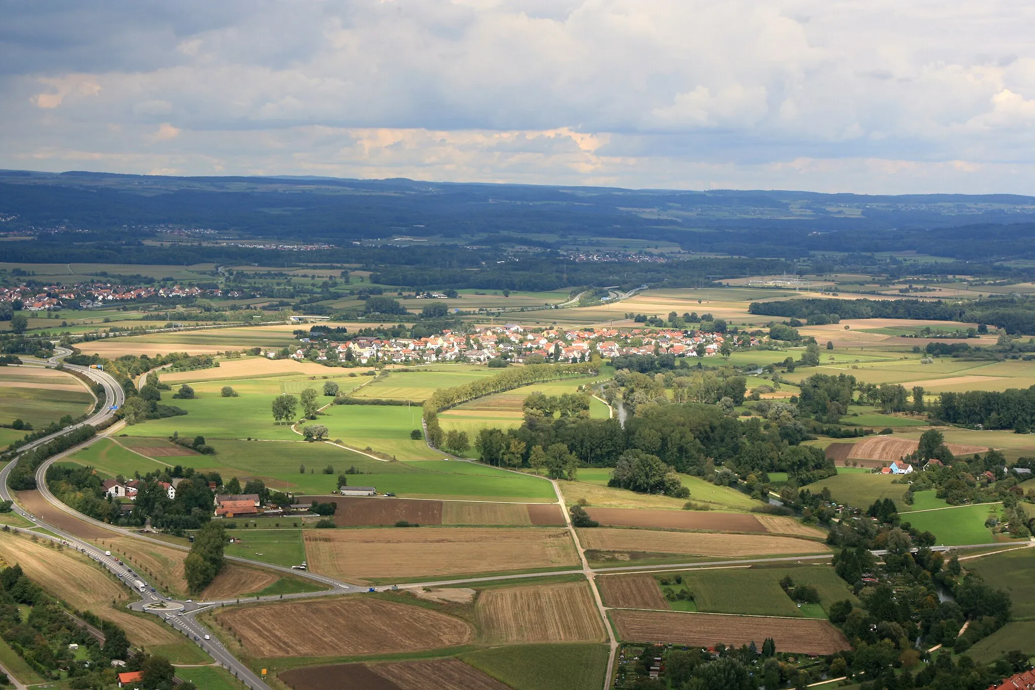 Photo showing: Blick vom Neuen Portal/Hauptmannsturm der Festung Hohentwiel nach Hausen an der Aach, Singen (Hohentwiel). Links die Hohenkrähenstraße