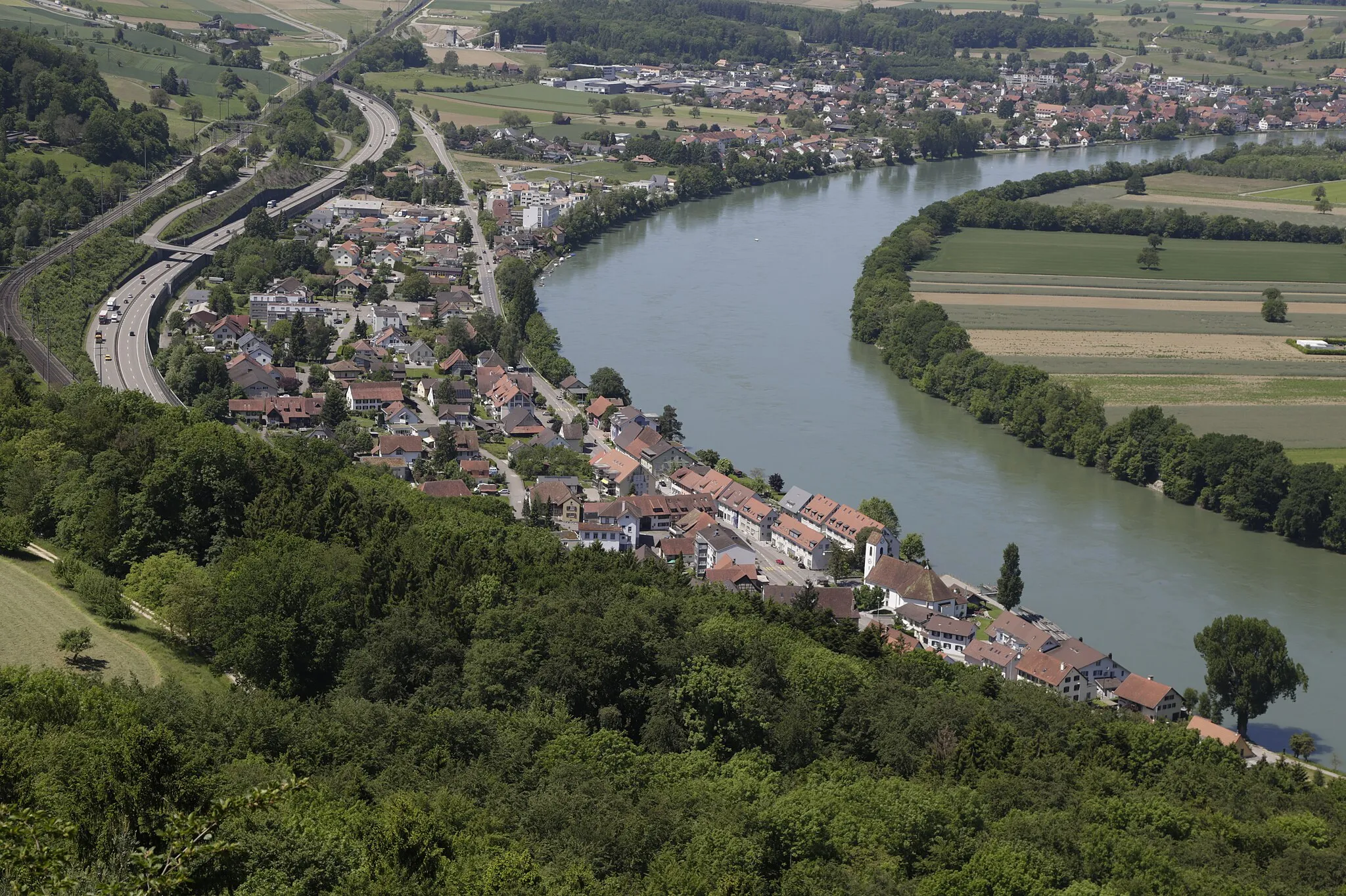 Photo showing: Blick von der Mumpferflue Richtung Westen auf die Ortschaft Mumpf.