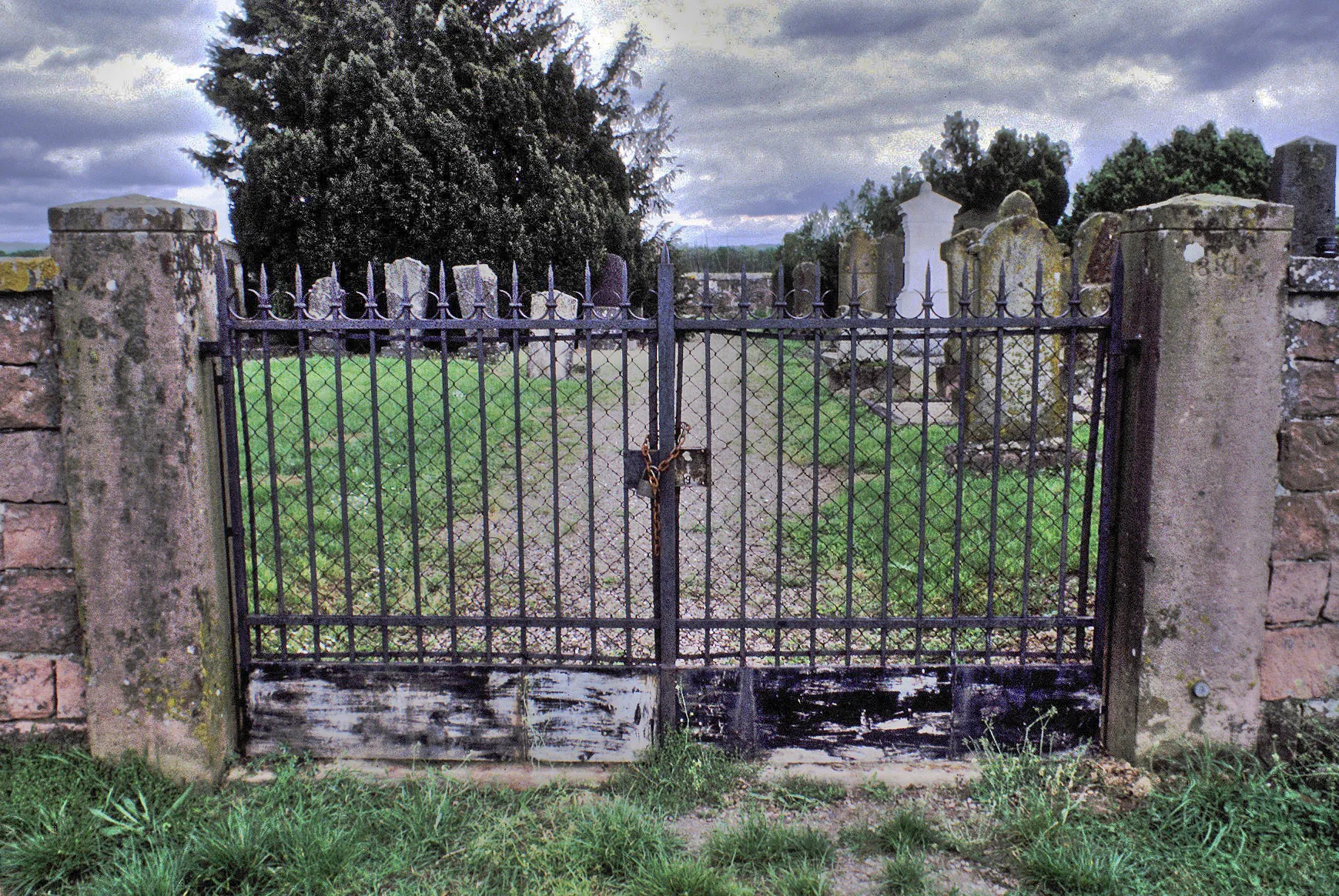Photo showing: Front Gate Jewish Cemetery Nonnenweier Germany