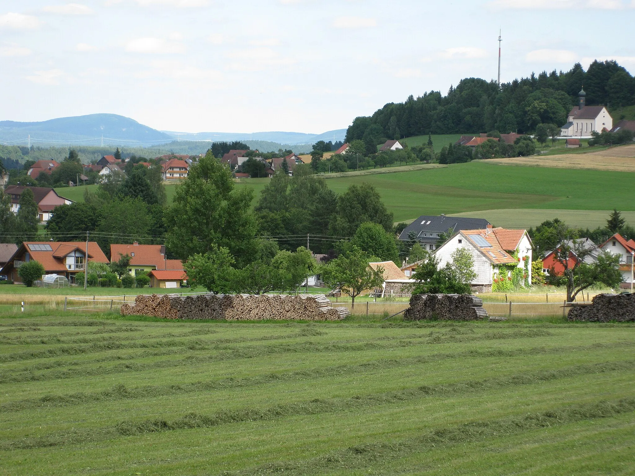 Photo showing: Gündelwangen. Rechts die Dorfkirche im "Oberdorf"