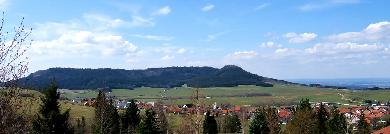 Photo showing: Blick über Deilingen zum Hochberg (links) + Oberhohenberg (rechts)