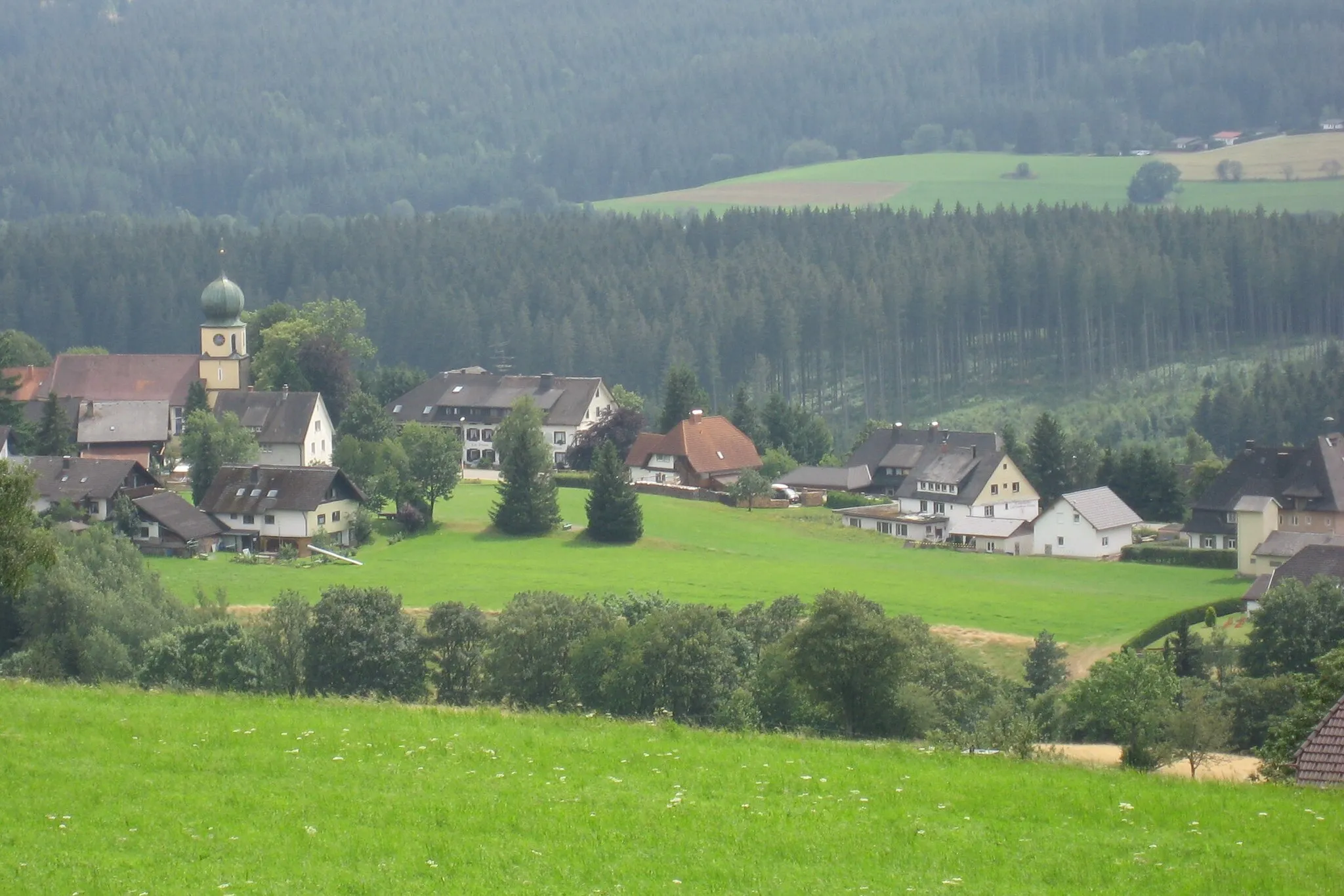 Photo showing: Village of Kappel, part of the municipality of Lenzkirch, Baden-Württemberg, Germany, from the north, near the Franzoesiche Kreuz on the Schwarzwald-Querweg Freiburg-Bodensee long-distance footpath.