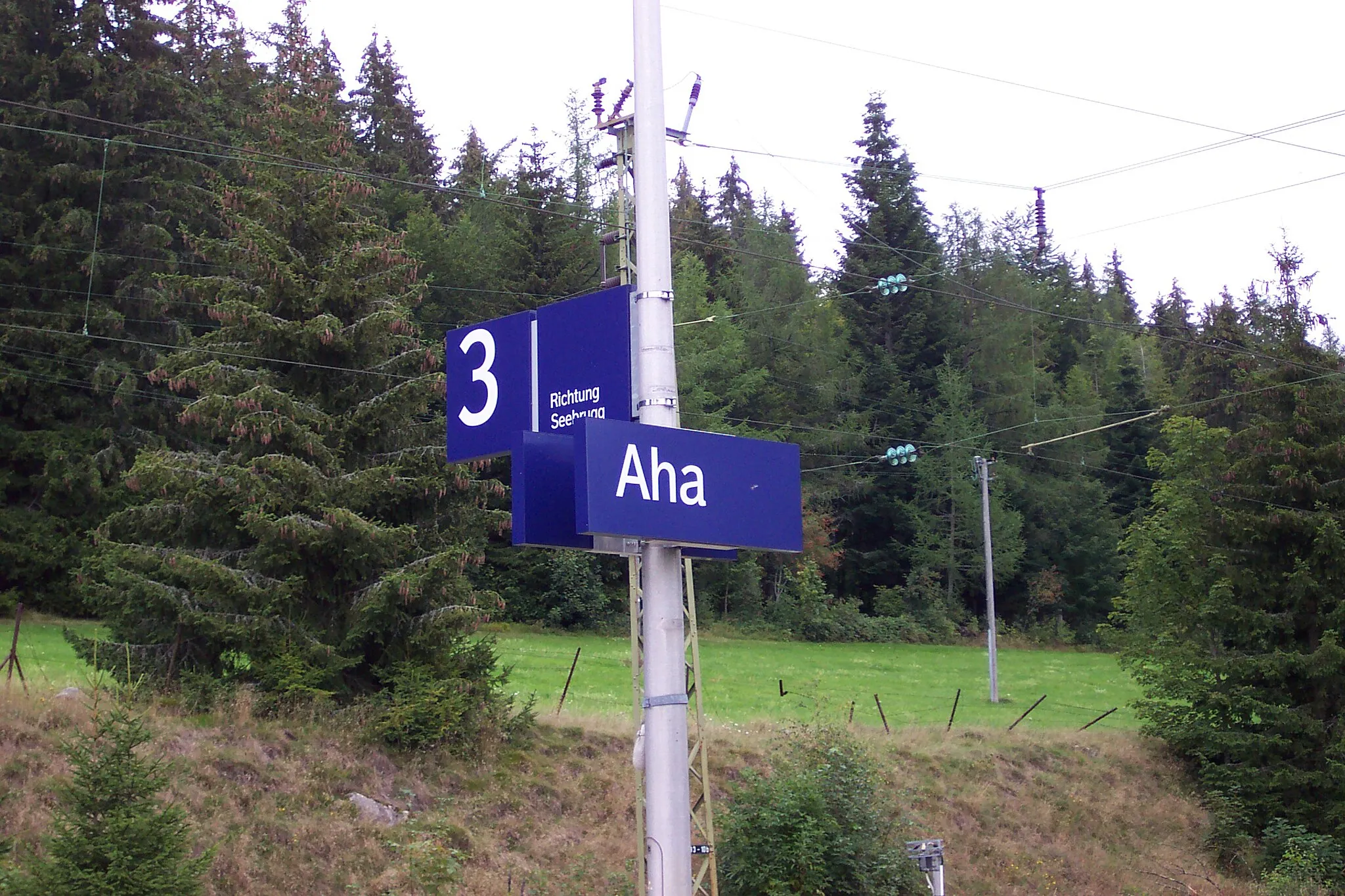 Photo showing: Stationsschild des Bahnhofs Aha