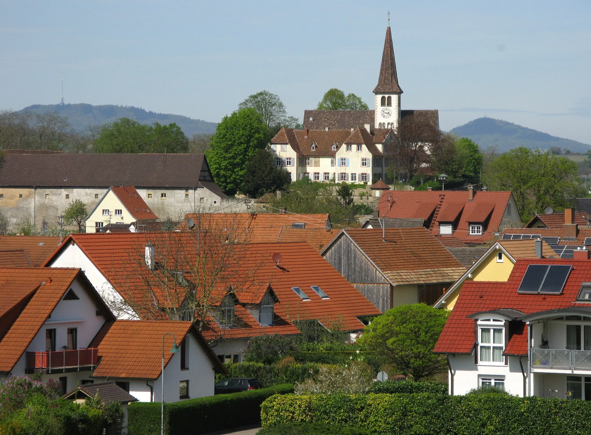 Photo showing: Bad Krozingen-Biengen mit Schloss und St. Leodegar und Kaiserstuhl im Hintergrund