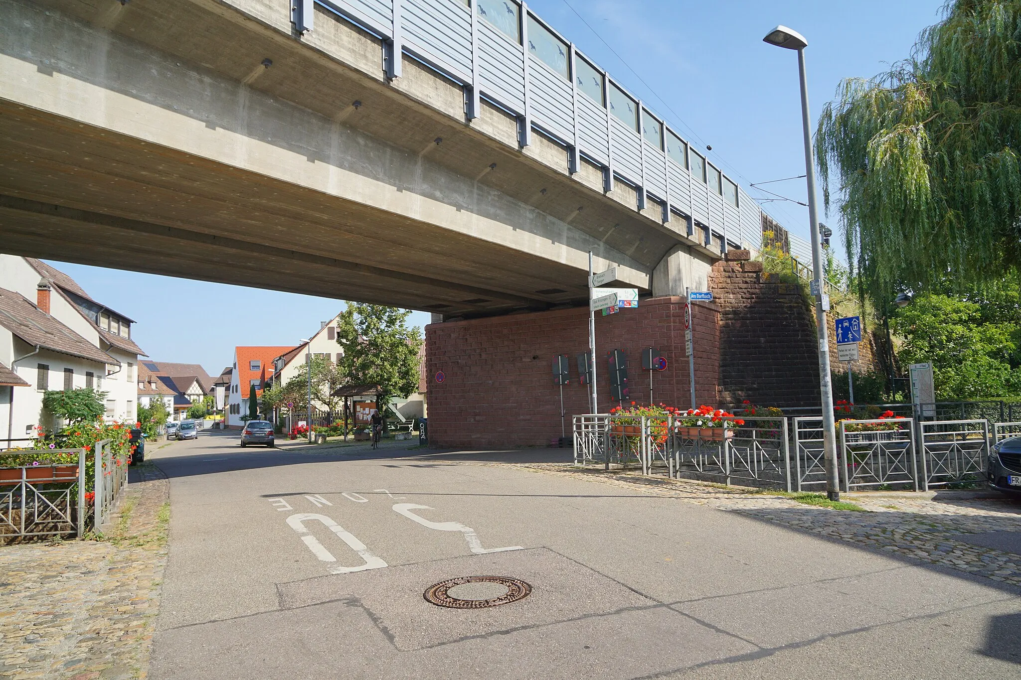 Photo showing: Brücke Güterumgehungsbahn Freiburg über Dorfbach und Malteserordenstraße in Freiburg-Sankt Georgen.