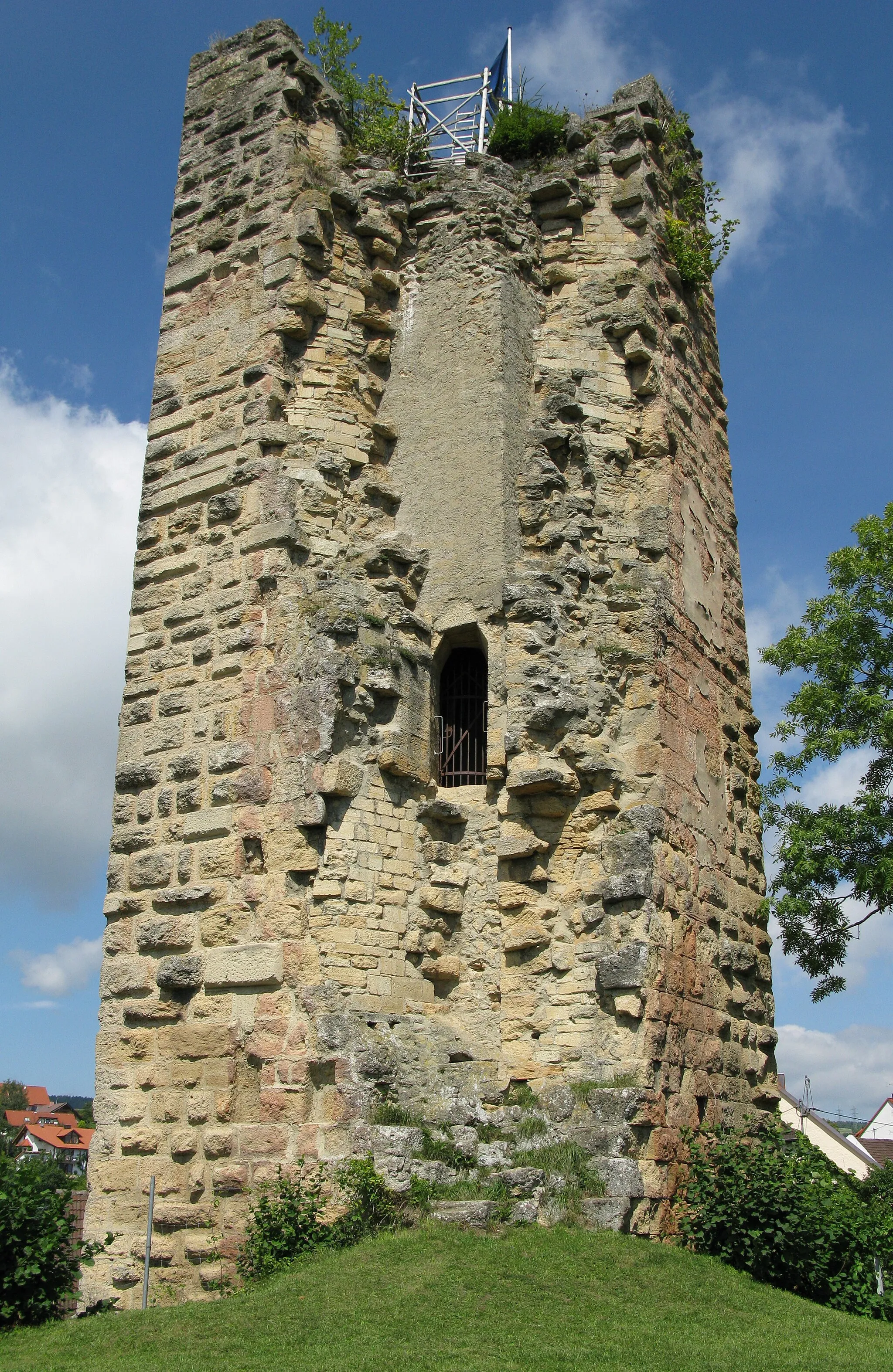 Photo showing: Turmruine des Bergfrieds von Süden mit dem in 3 m Höhe liegenden ehemaligen Eingang.