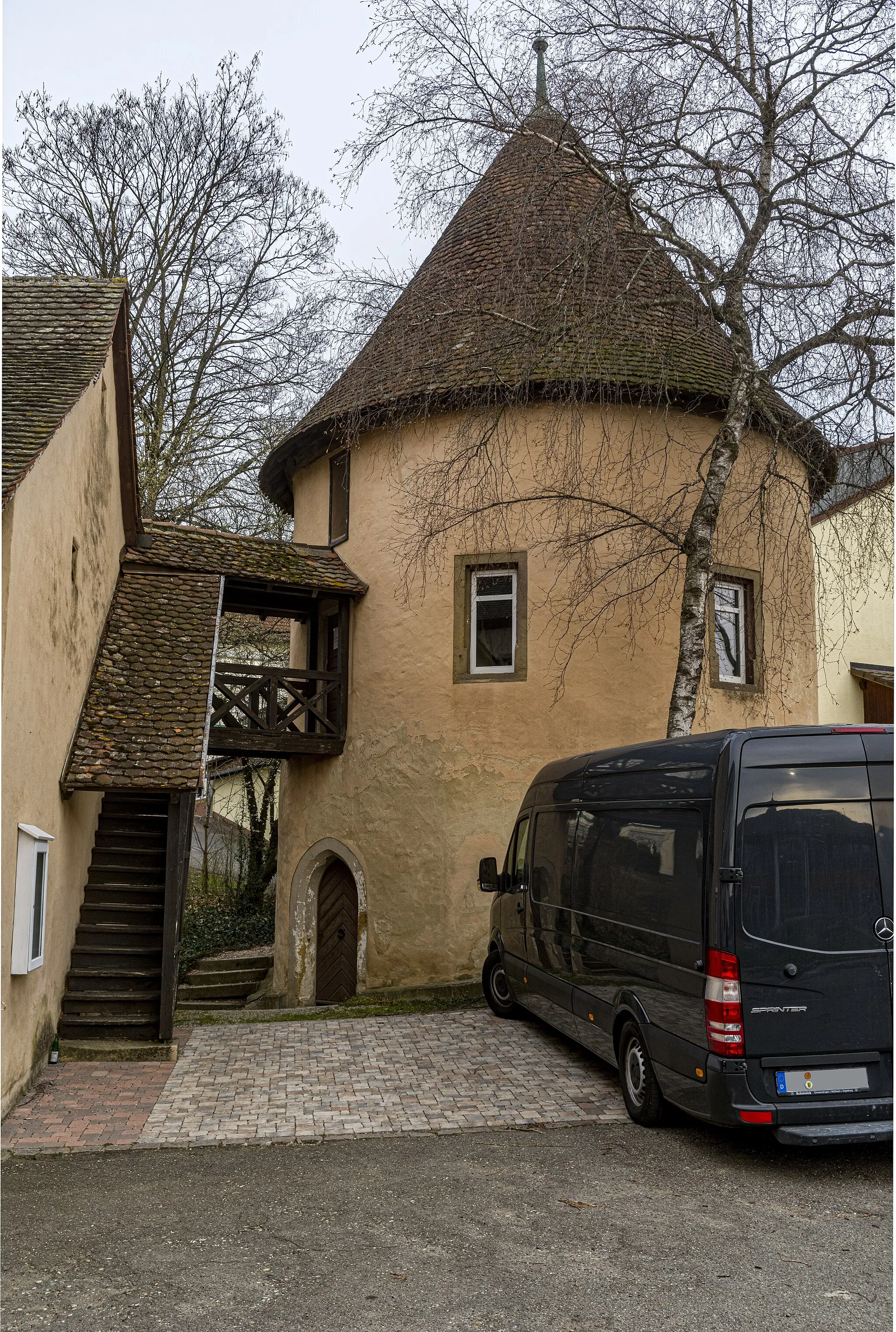 Photo showing: Bilder des Exteriors des Schlosses Kirchhofen, auch Lazerus-von-Schwendi-Schloss genannt. siehe: w:de:Schloss Kirchhofen, hier der nordwestliche Turm auch Lazarus von Schwendi Turm genannt. In der erste Etage ist ein Museum mit Ausstellungsstückem zu Schwendi.