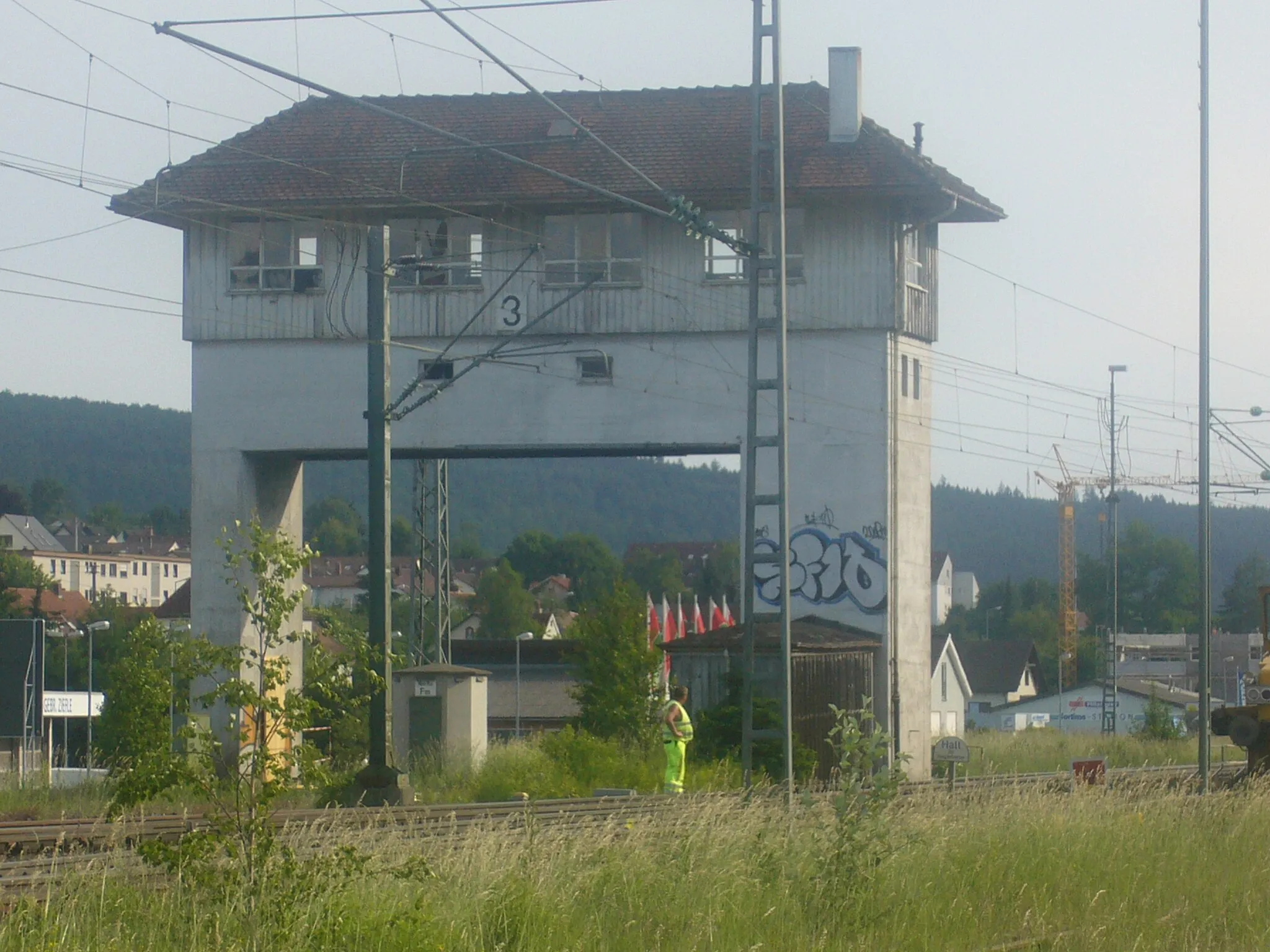 Photo showing: Brückenstellwerk an der Einfahrt zum Bahnbetriebswerk (Bahnhof Tuttlingen)