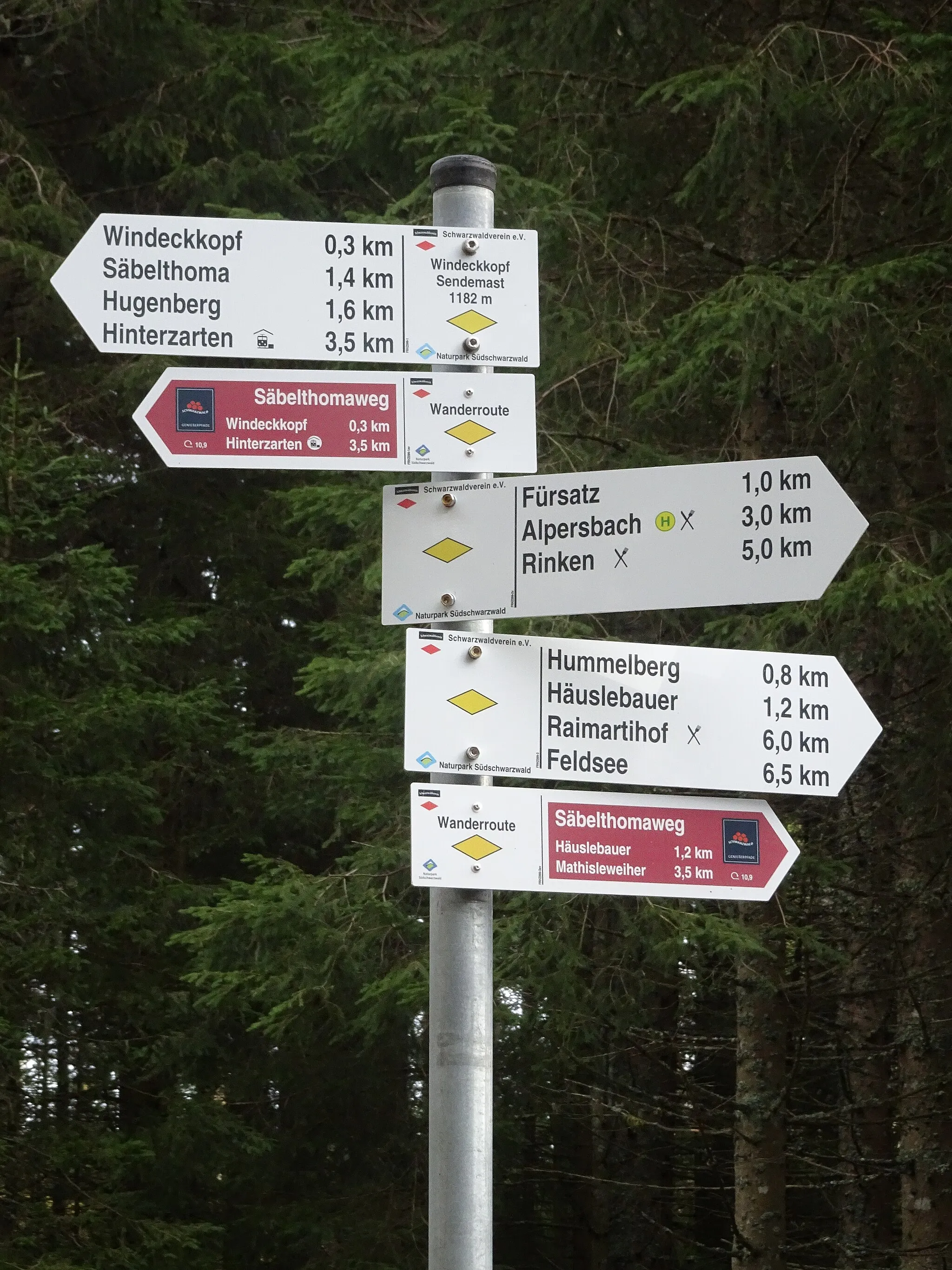 Photo showing: Wegweiser des Schwarzwaldvereins beim Sendemast am Windeckkopf an der Hinterzartener Wanderroute "Säbelthomaweg"