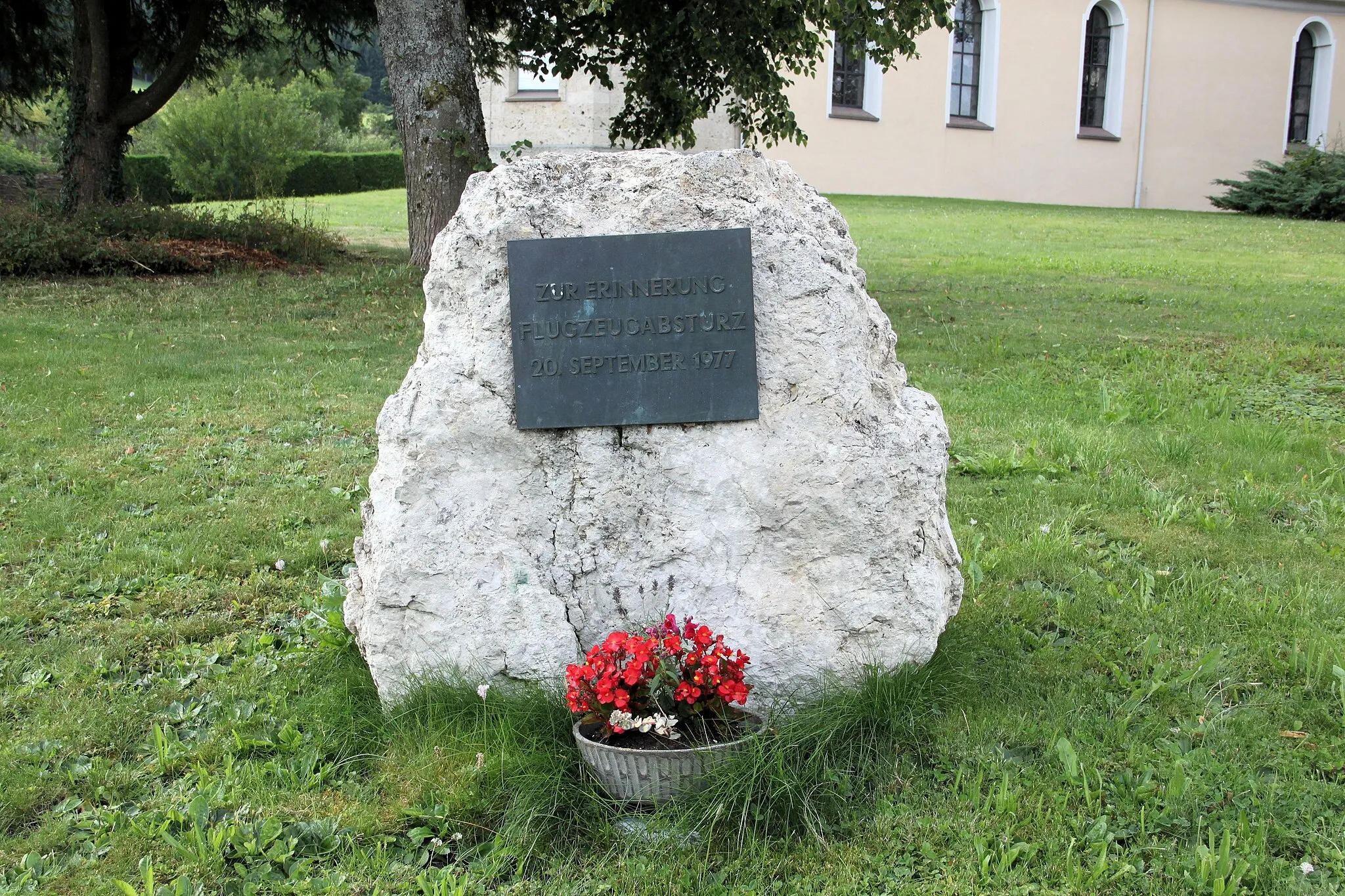Photo showing: Weilen unter den Rinnen: Memorial stone commemorating the airplane crash of 20 September 1977