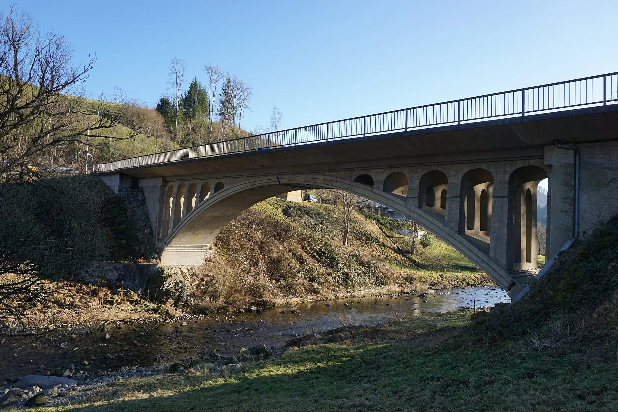 Photo showing: Kastler Brücke in Fröhnd. Die Brücke über den Fluss Wiese wurde 1908/09 erbaut und steht unter Denkmalschutz.