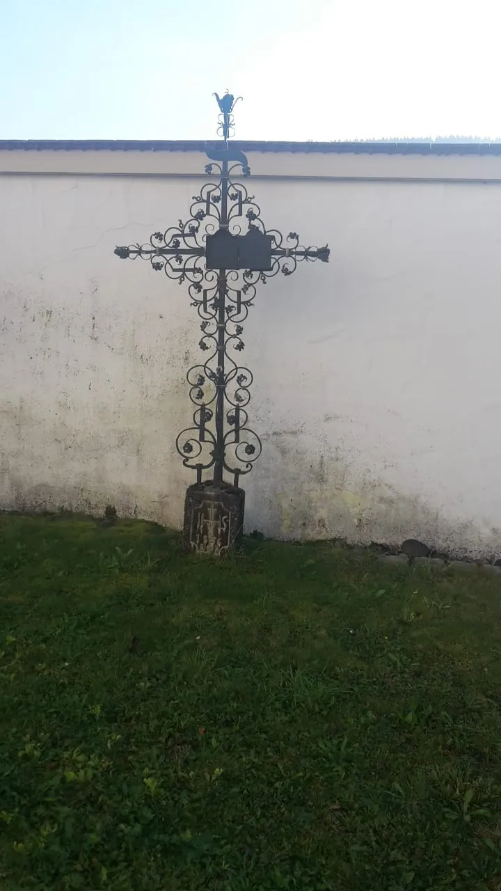 Photo showing: Kreuz auf dem Gräberfeld hinter der kath. Kirche von Seitingen-Oberflacht