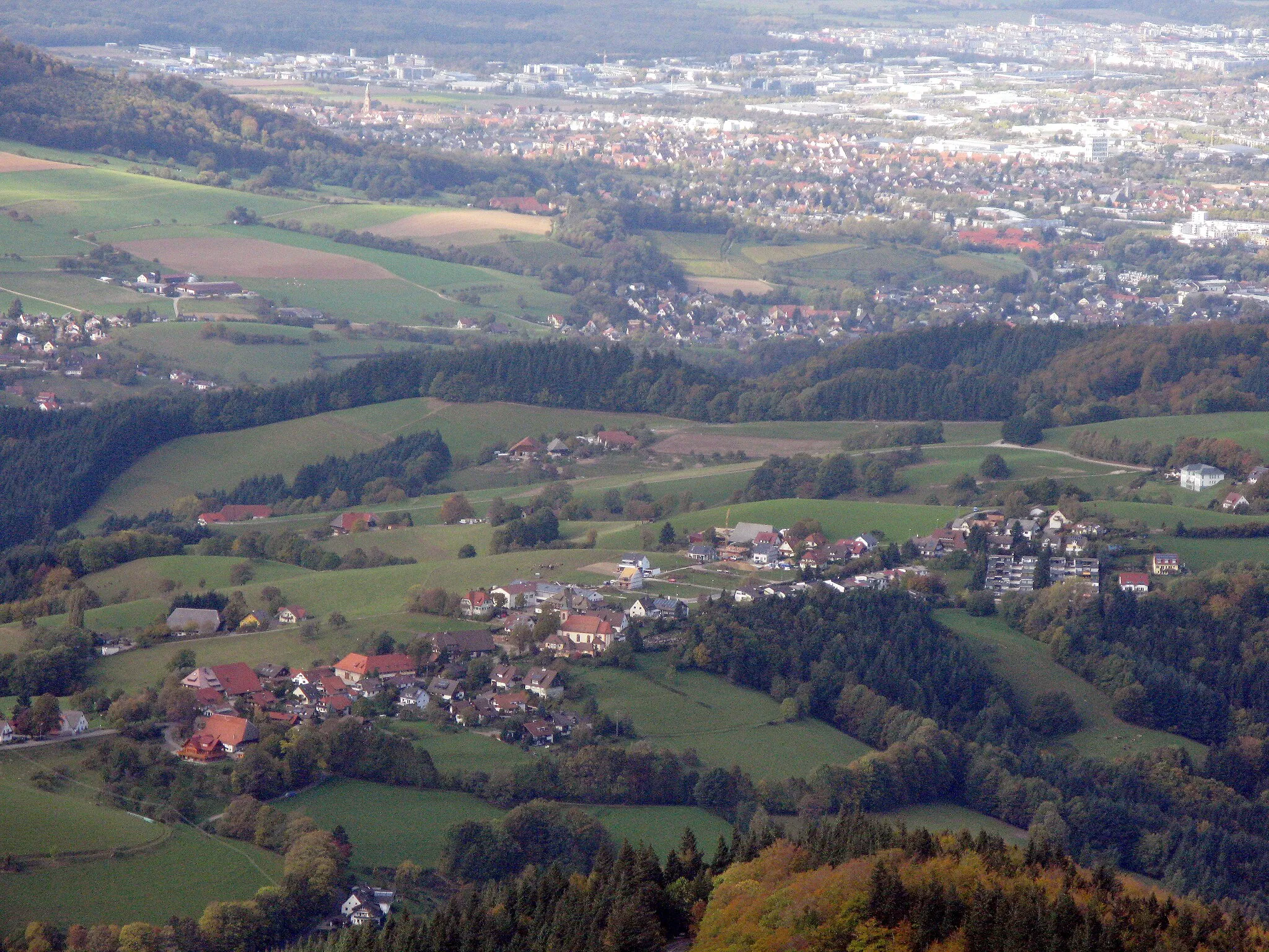 Photo showing: Horben seen from the Schauinsland mountain, in the background Merzhausen and Freiburg