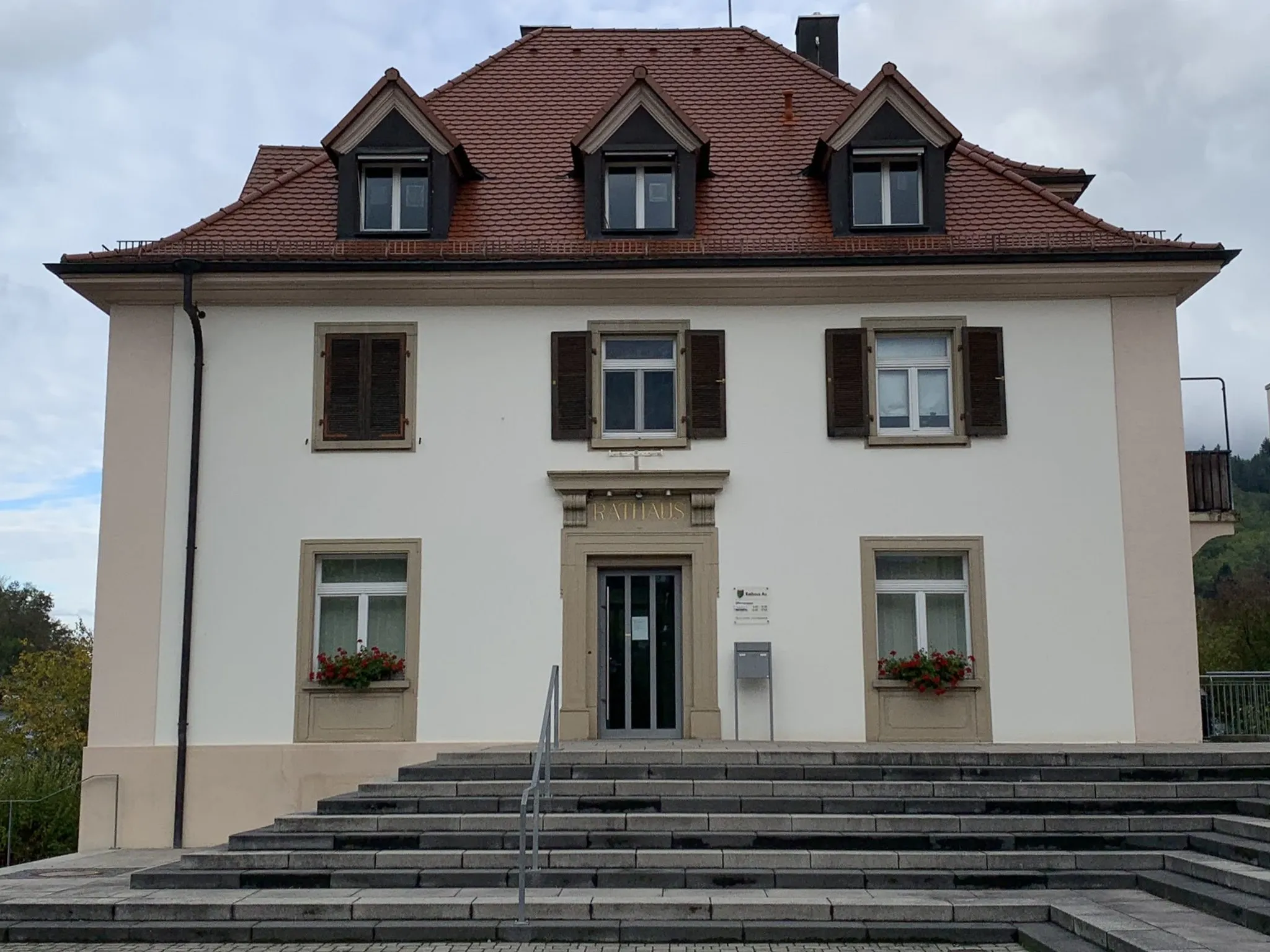 Photo showing: The building of the town hall (built in 1927) in Au in the Dorfstraße, next to it on the right but not visible - Bürgerhaus (community centre).