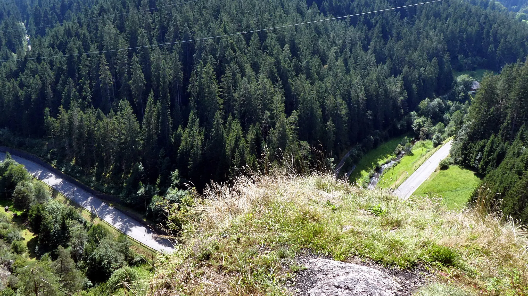 Photo showing: Vom Standort der alten Burgruine ergibt sich dieser Blick in das Tal.