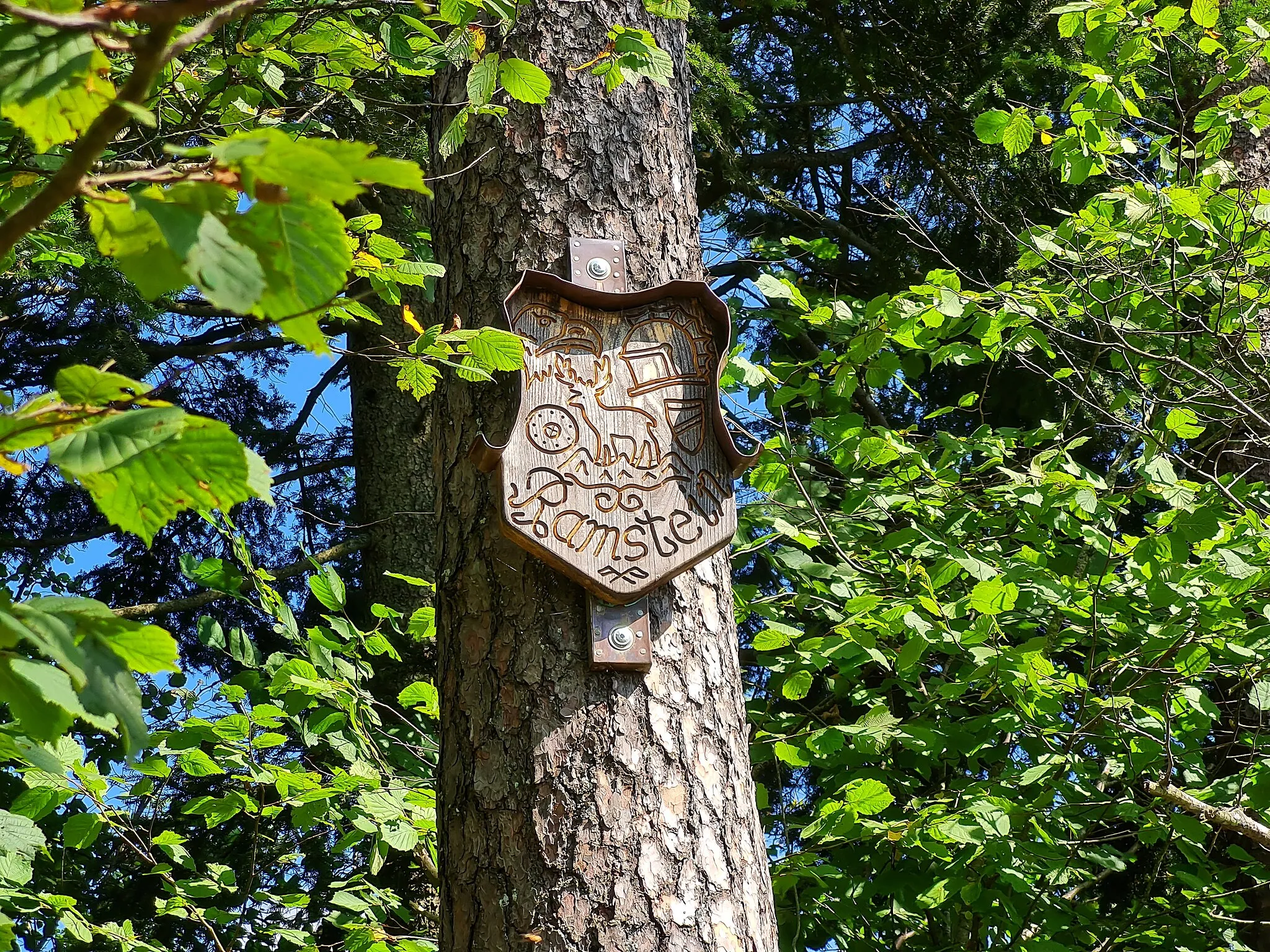 Photo showing: An einem Baum wurde dieses Schild befestigt, welches auf die Burgruine Ramstein hinweist.