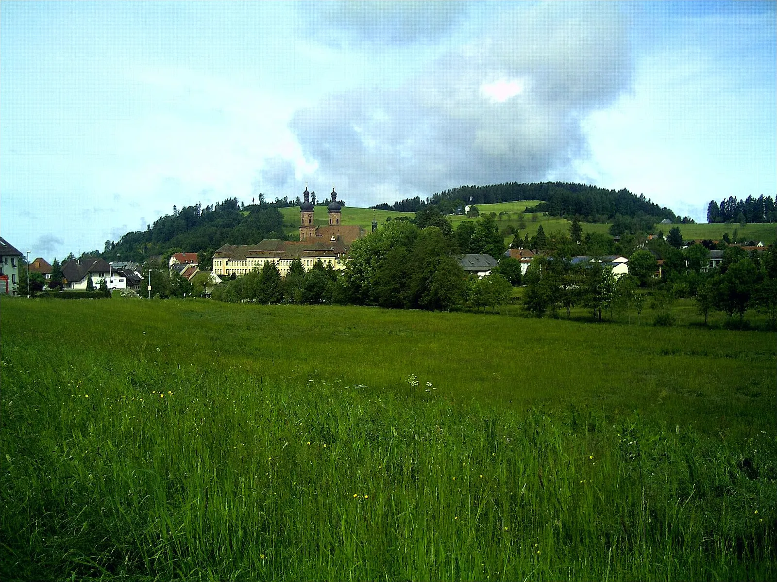 Photo showing: St. Peter Town and Abbey