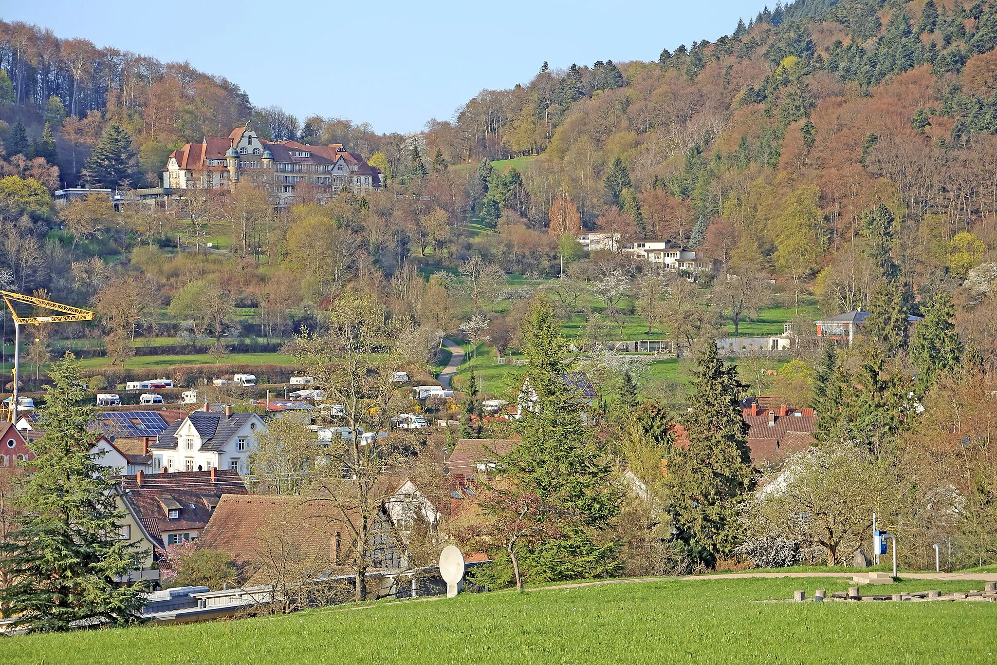 Photo showing: Badenweiler (Schwarzwald): Blick vom Park der Sinne auf den Campingplatz und auf die Römerberg-Klinik.