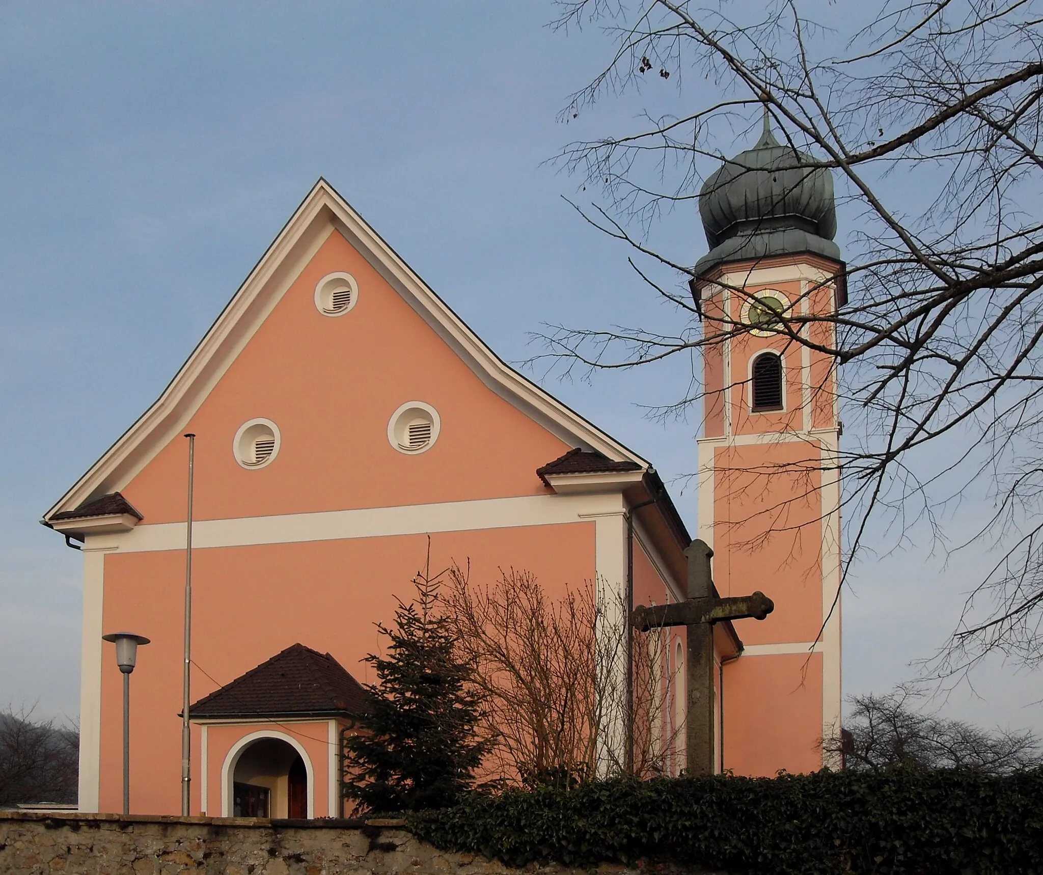 Photo showing: Südwestseite der Kirche St. Clemens in Dogern