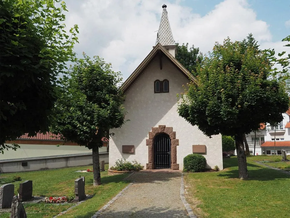 Photo showing: Die heutige Friedhofskapelle steht ungefähr am Platz der ehemaligen Pfarrkirche Schömbergs, dem alten Siedlungsplatz vor den Toren der heutigen Stadt.