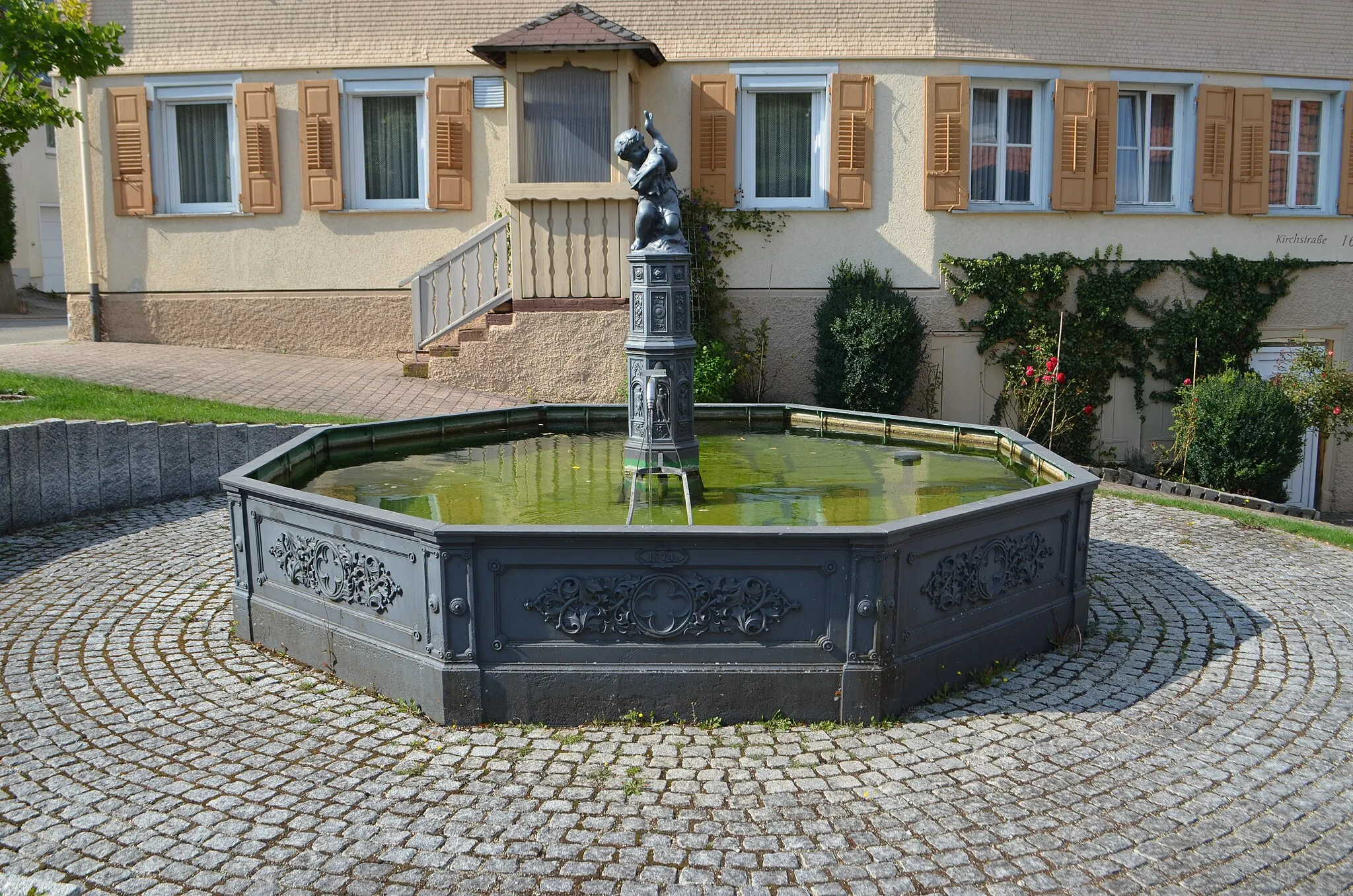 Photo showing: Böttingen, Gusseiserner Brunnen Kirchstraße, Hauptstraße