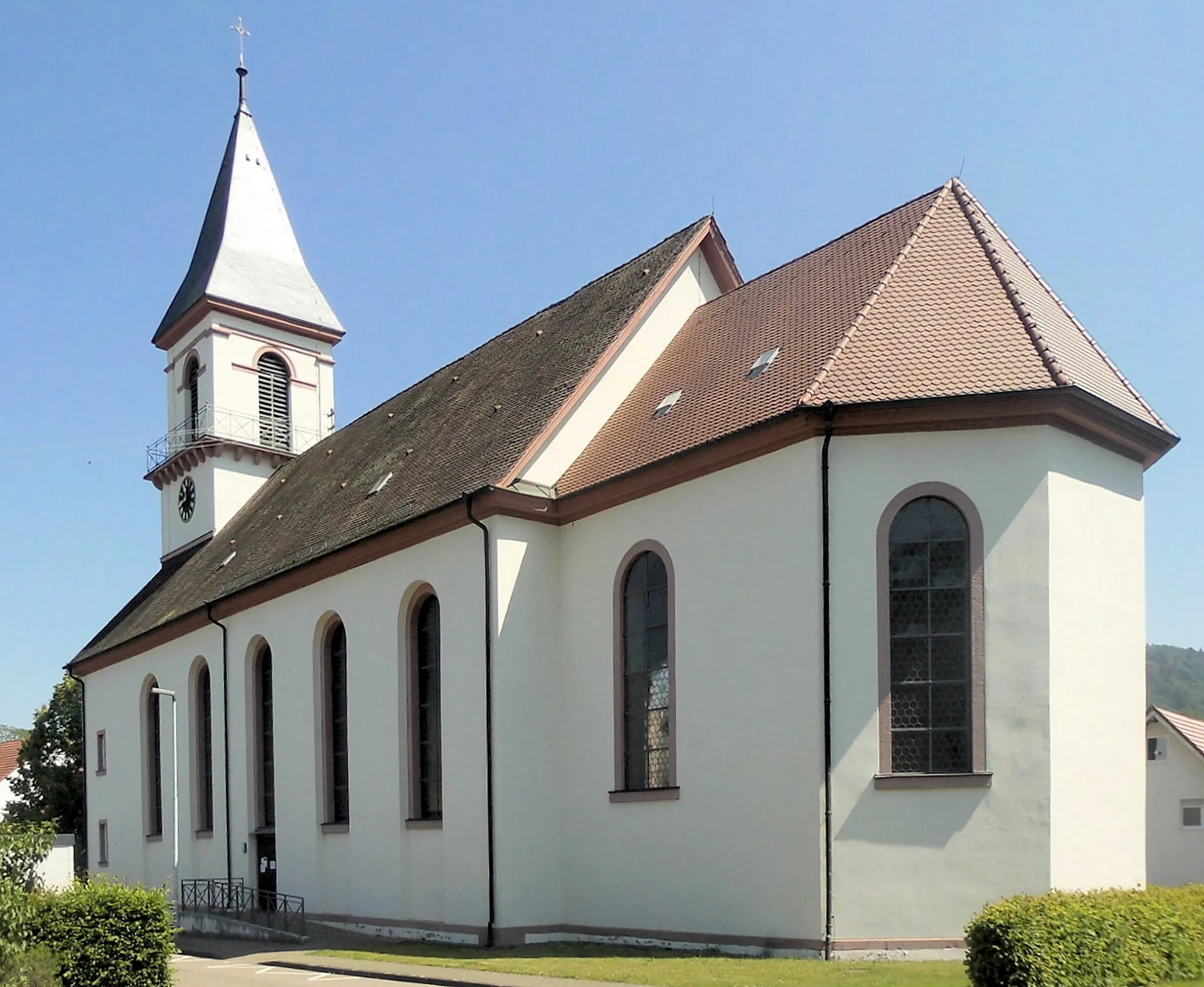 Photo showing: Südwestseite der Kirche St. Hilarius in Bleichheim, Stadt Herbolzheim, Deutschland