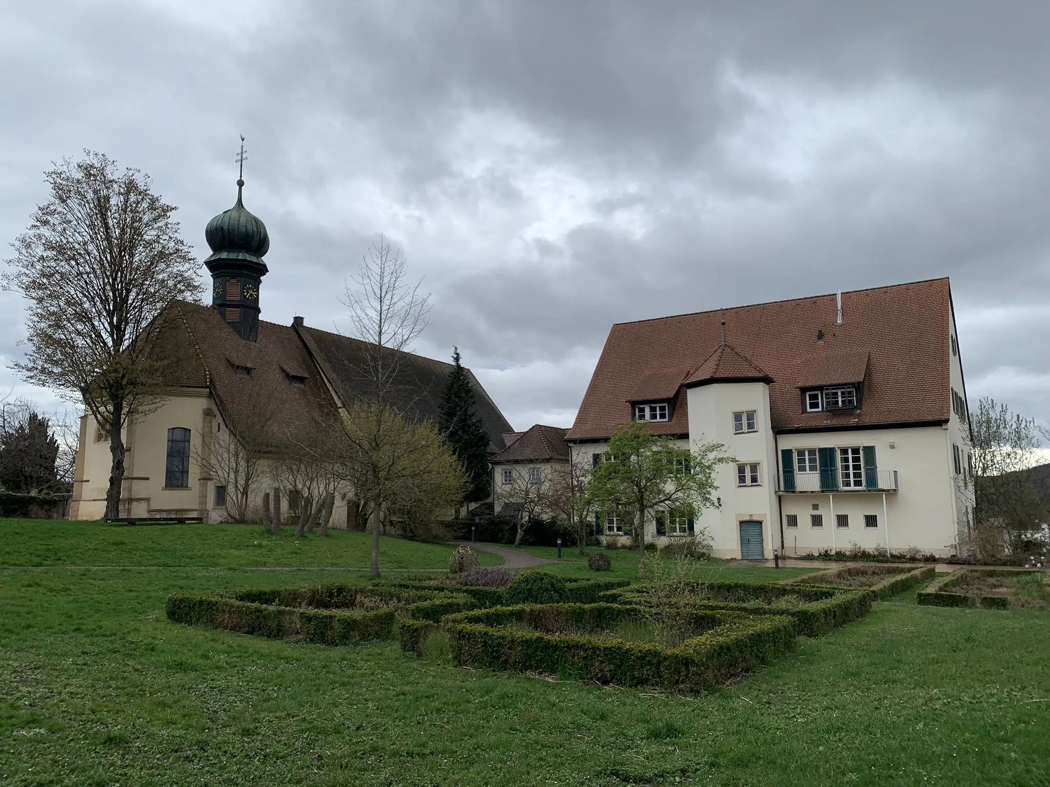 Photo showing: The church of St. Fides und Markus on the left a training centre Dorfhelferinnenwerk Sölden e.V. on the right.