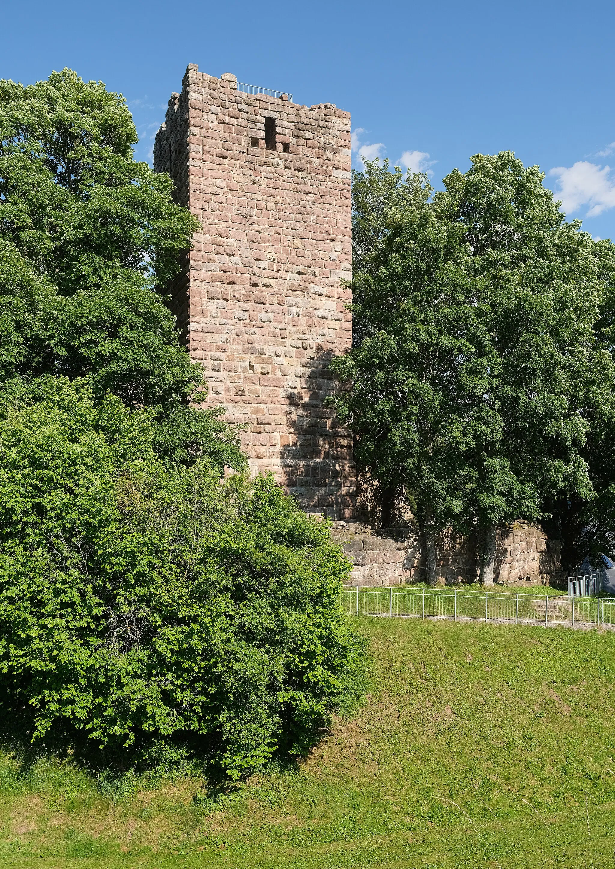 Photo showing: Castle ruin Waldau, Königsfeld–Buchenberg, district Schwarzwald–Baar–Kreis, Baden–Württemberg, Germany