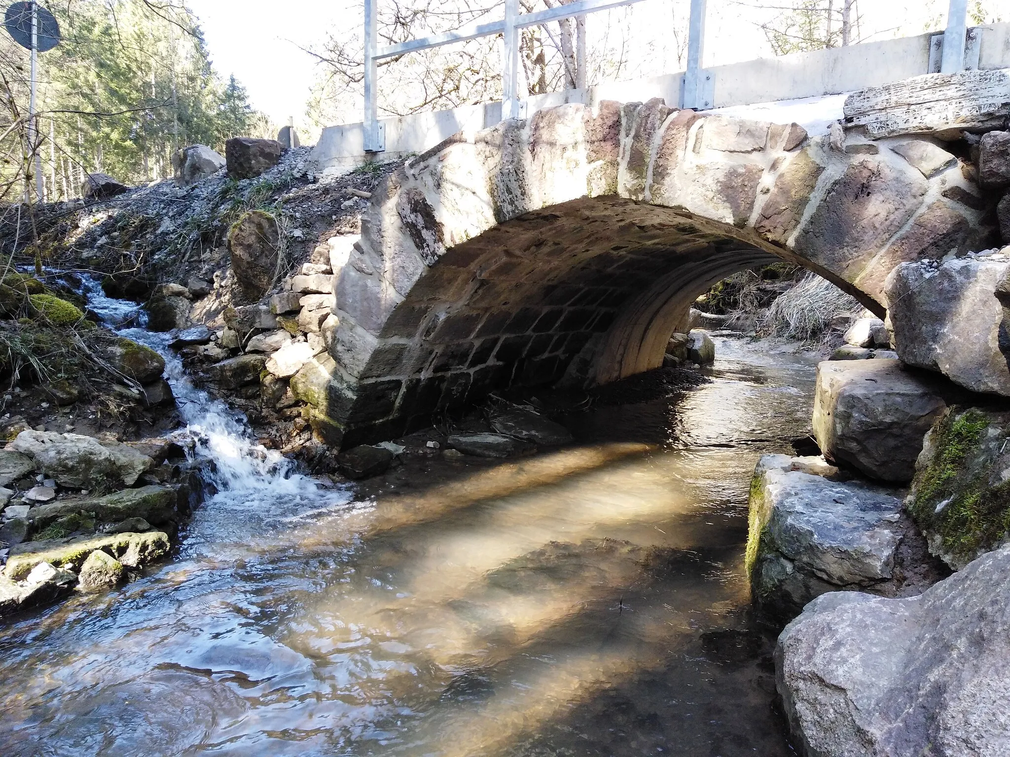 Photo showing: Aus Sandstein erbaute Rundbogenbrücke