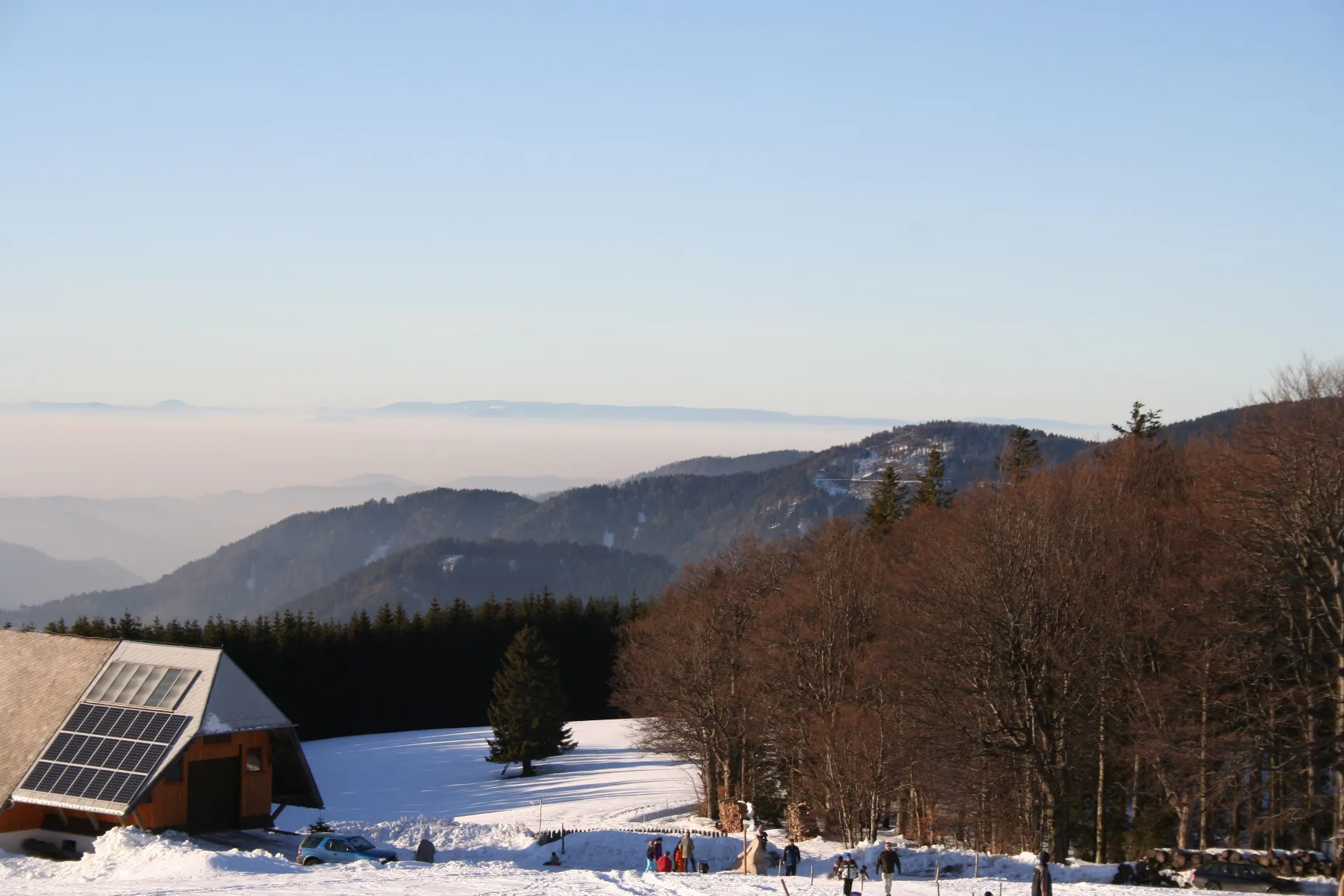 Photo showing: View from Mt. Brend near Furtwangen (Germany, Baden-Wuerttemberg) over valleys and skiing areas.