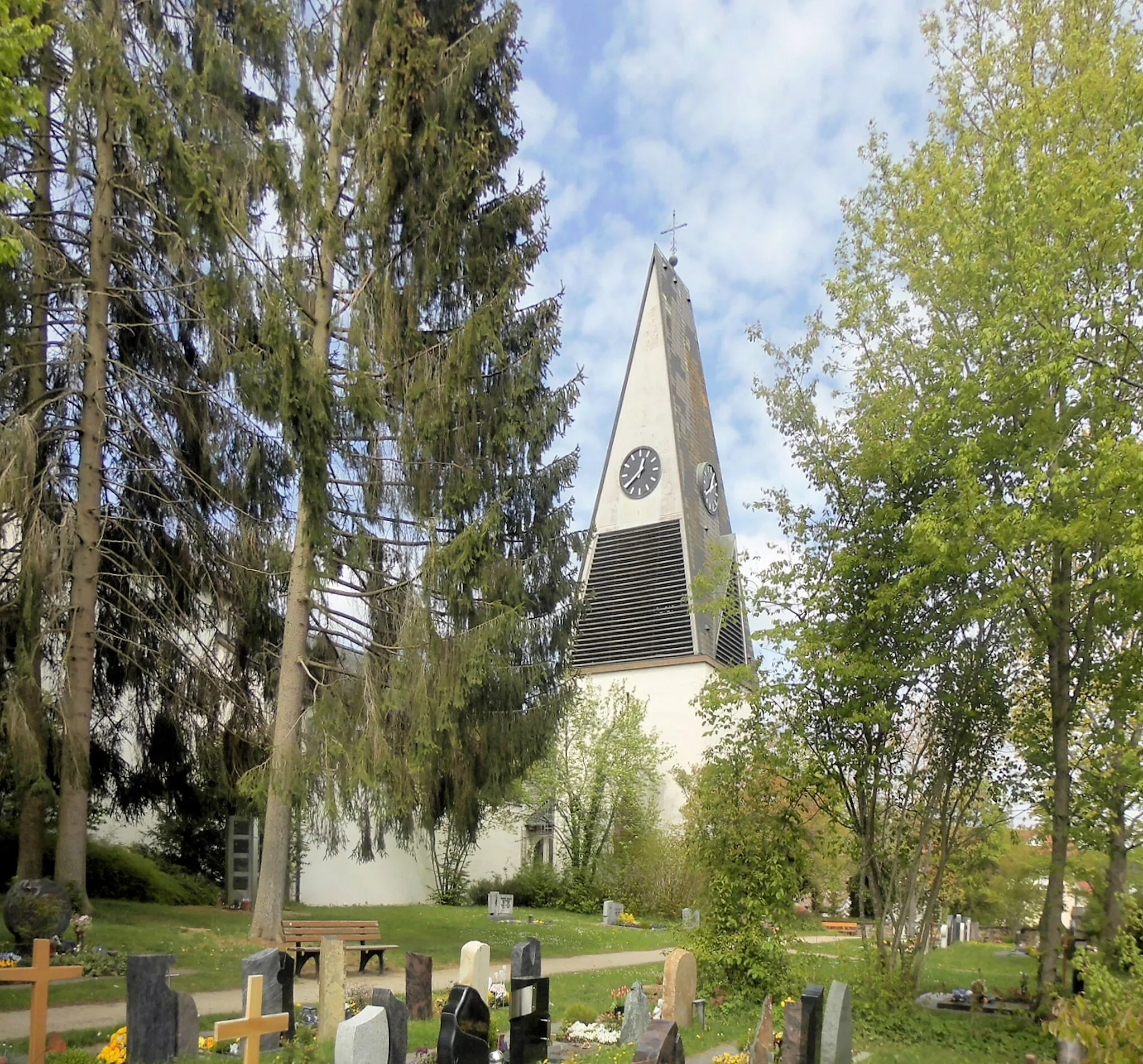 Photo showing: Ostseite der Kirche Heilige Dreifaltigkeit in Pfaffenweiler, Stadt Villingen-Schwenningen, Deutschland