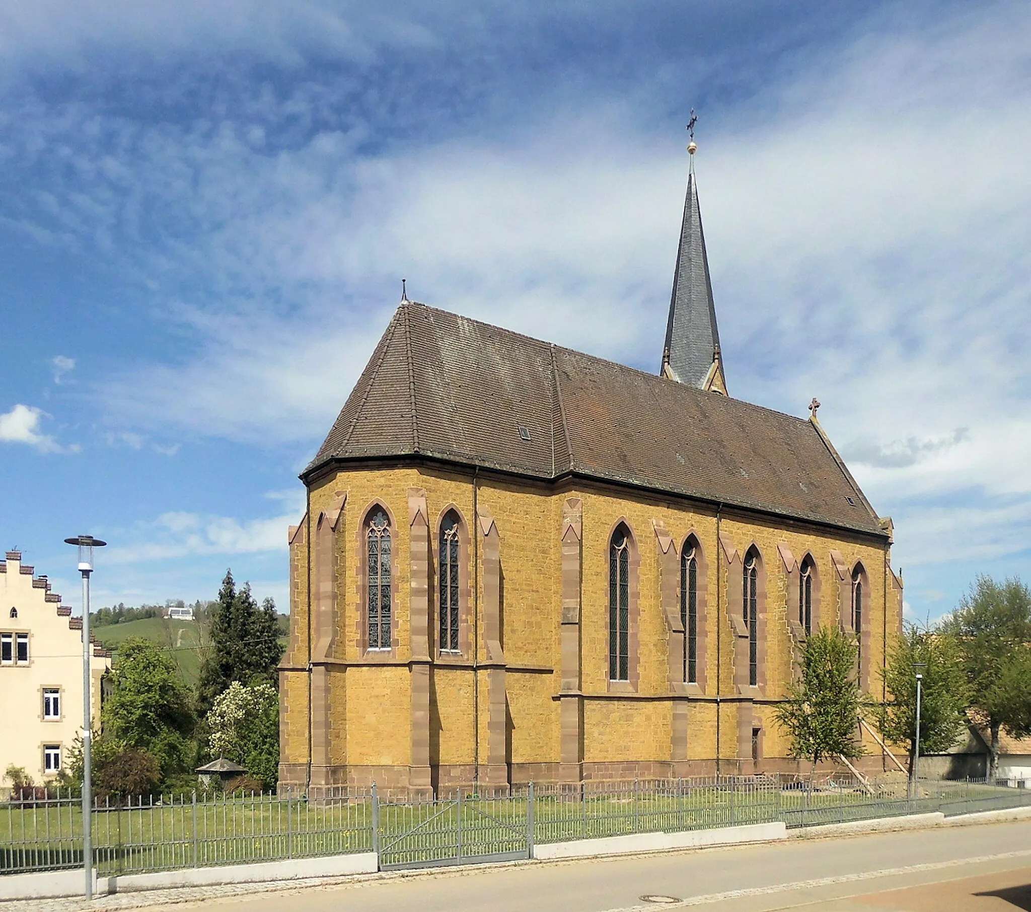 Photo showing: Südwestseite der katholischen Kirche St. Konrad in Gutmadingen, Stadt Geisingen, Deutschland