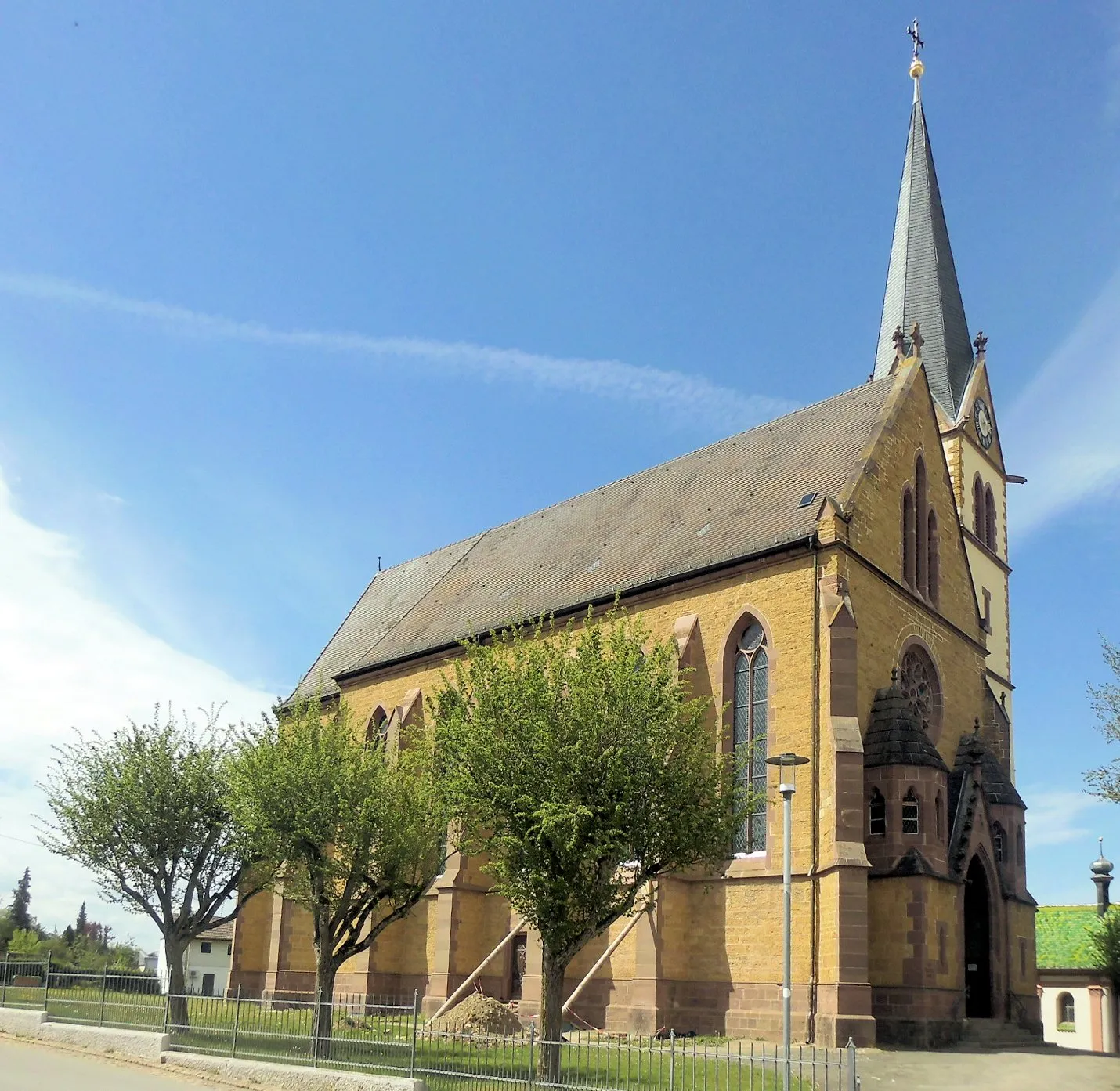 Photo showing: Südostseite der katholischen Kirche St. Konrad in Gutmadingen, Stadt Geisingen, Deutschland