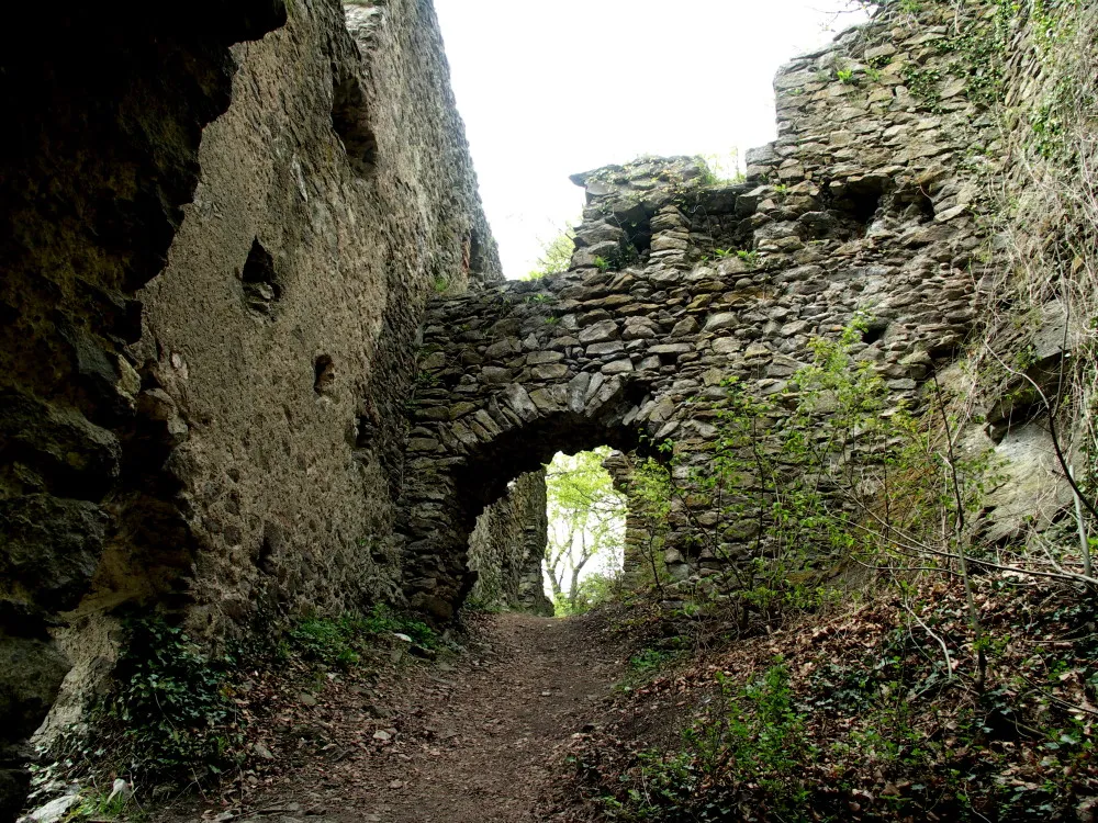 Photo showing: Ruine Hohenkrähen, Blick von unten durch den „Österreichischen Zwinger“. Eingang zur Oberburg.