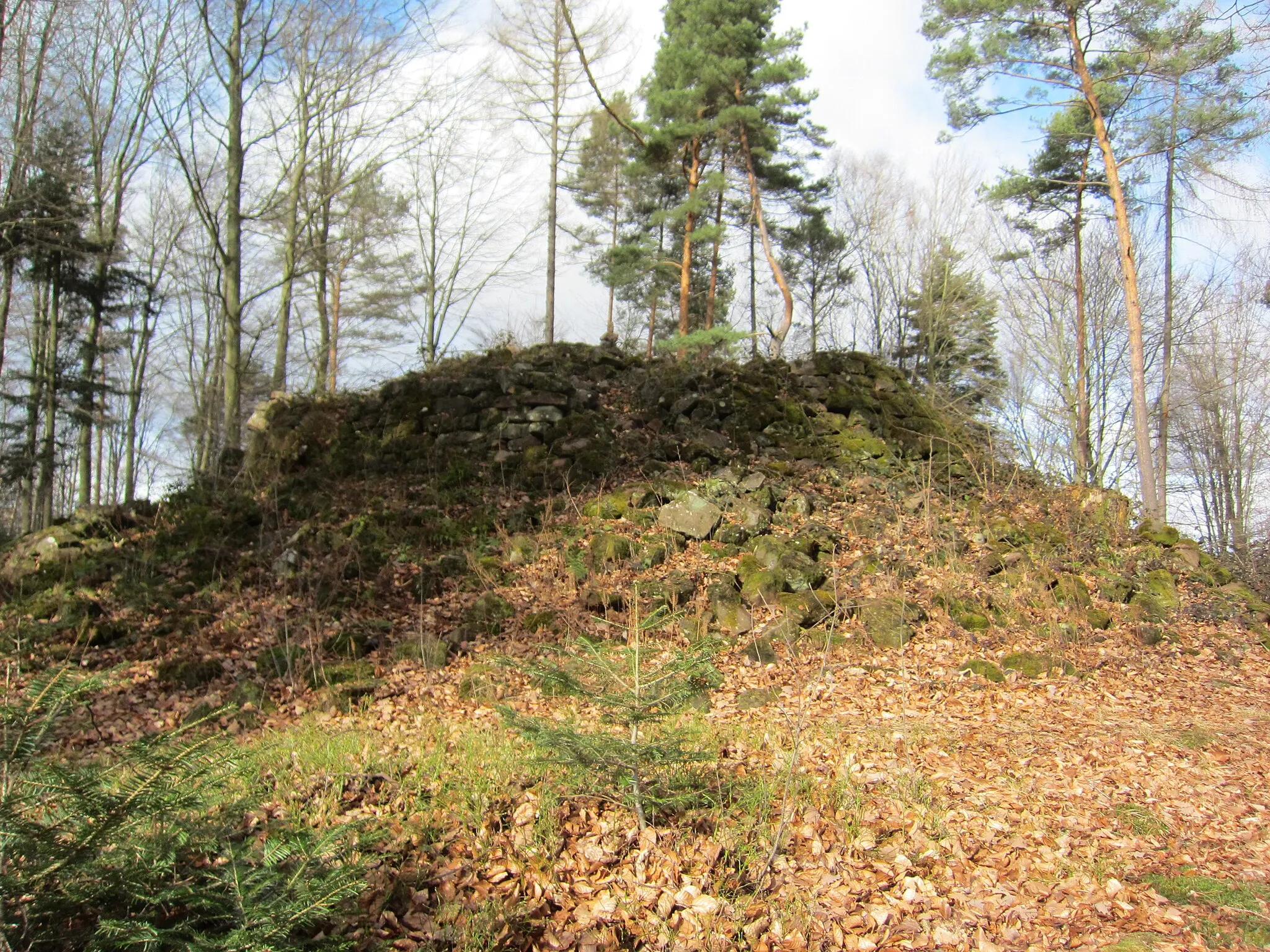 Photo showing: Heidenkeller, pyramid, view from east